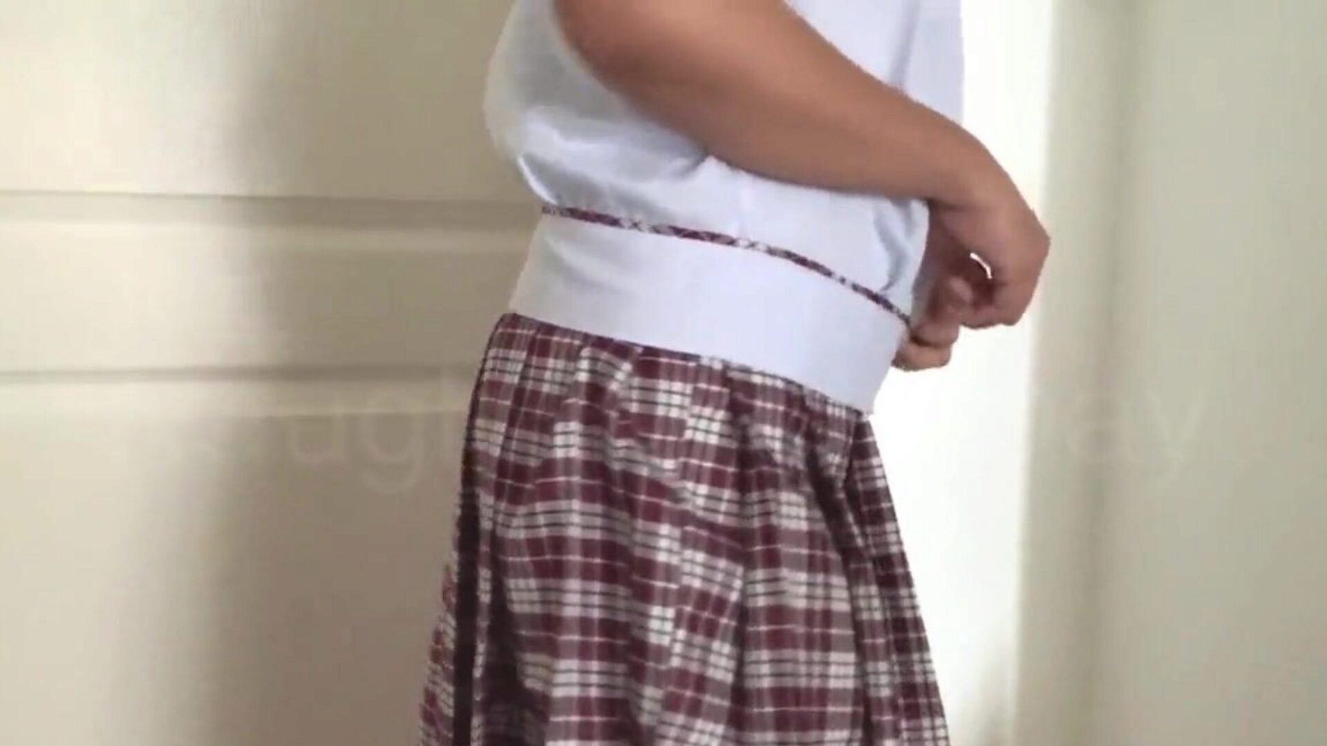 pinay student toont natte kut in haar schooluniform
