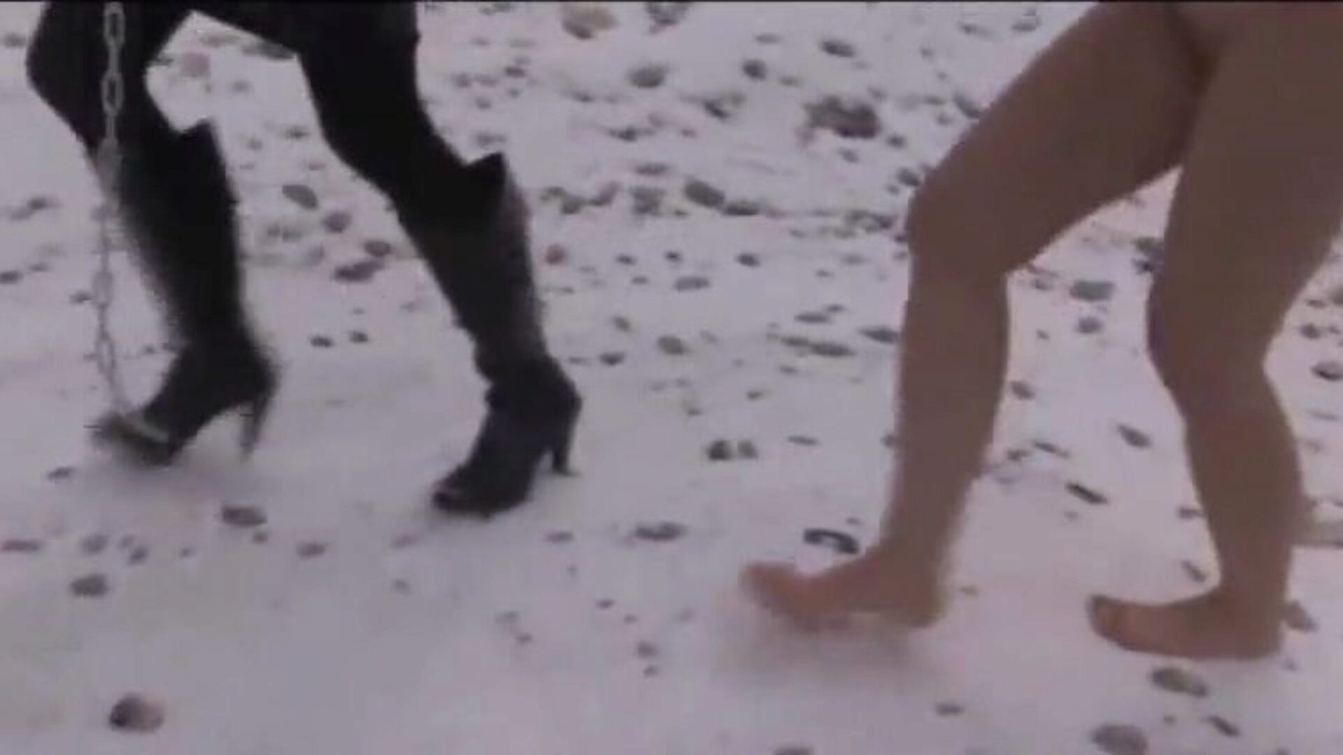 brandi bondage y adoración de pies en la nieve