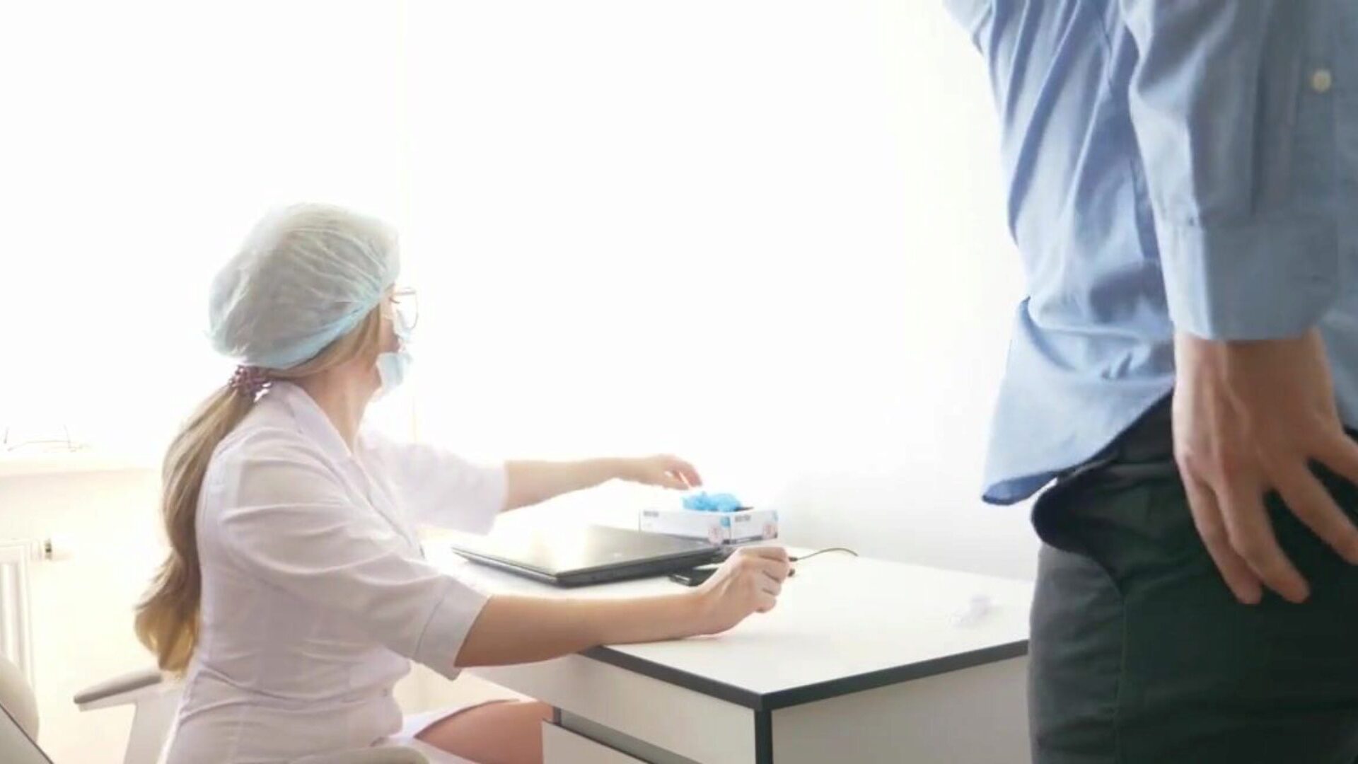 busty læge, der knager tarmene, stak fingeren op i gazoo-sygeplejersken, gav jizm på hendes briller og bh-venner