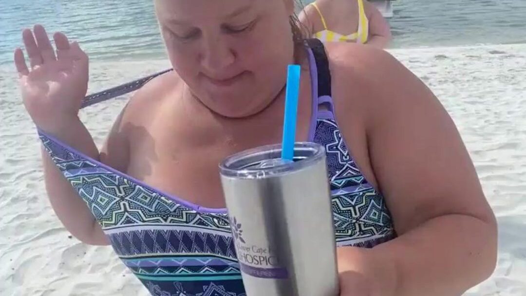 slutty bbw duca manželka demonstrates her big marangos on a public beach