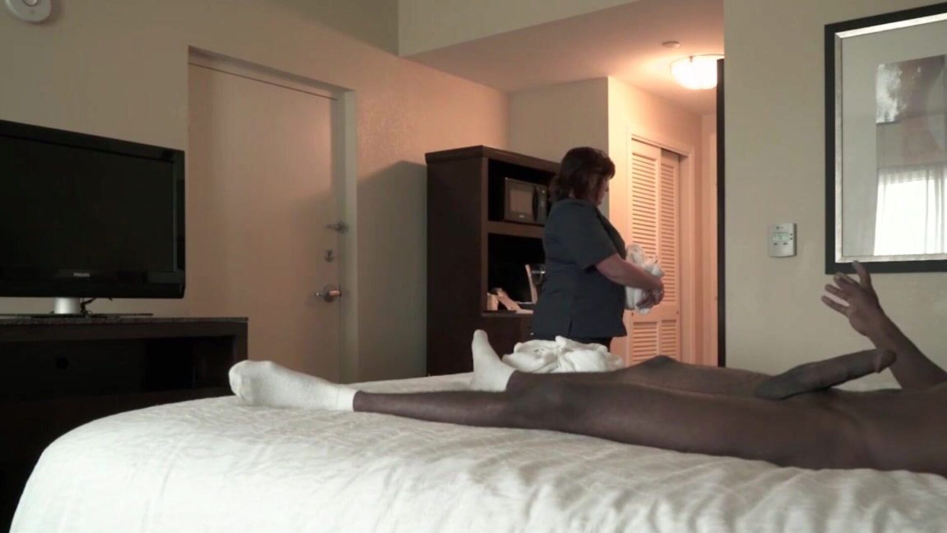 parade de niche - une belle femme de chambre d'hôtel caresse une grosse bite noire avec des mains blanches
