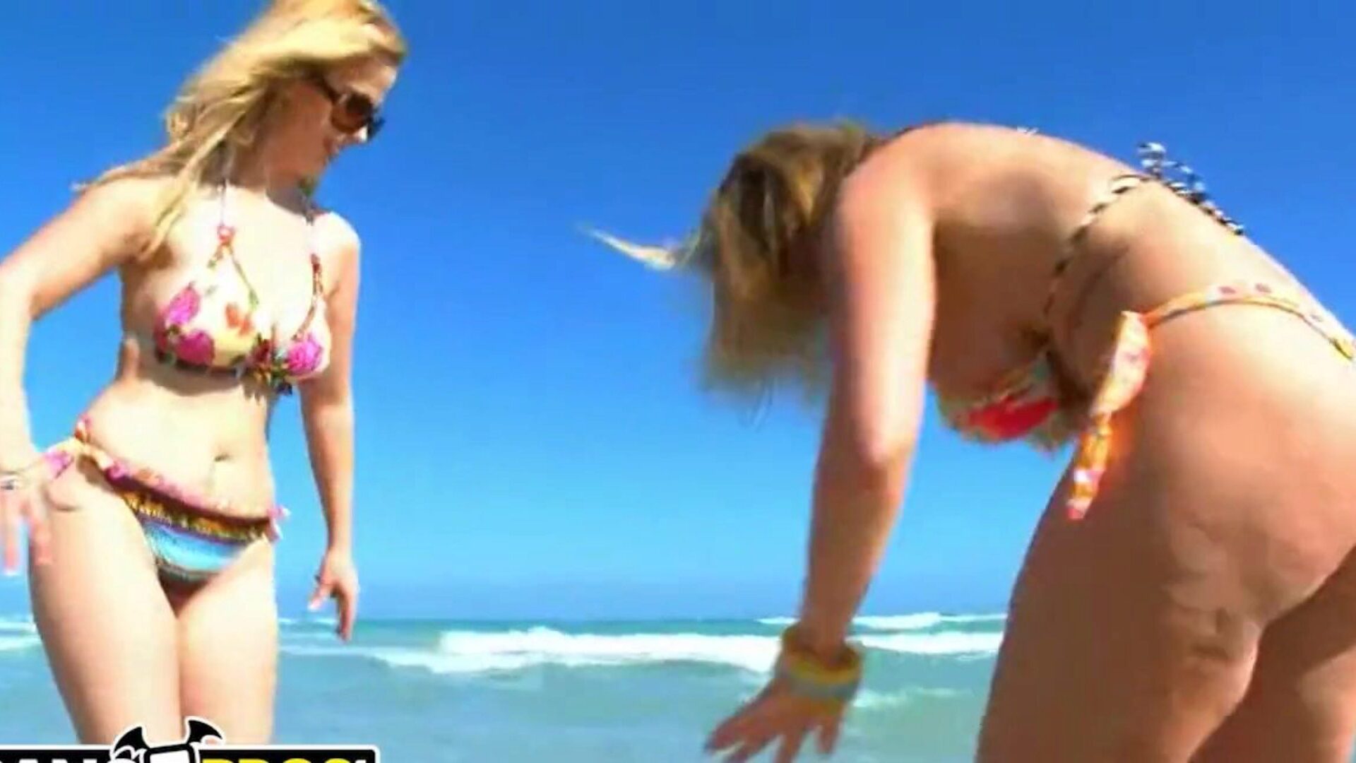 Bangbros - Сара Джей и Кристал Стар хвастаются своими большими задницами на пляже