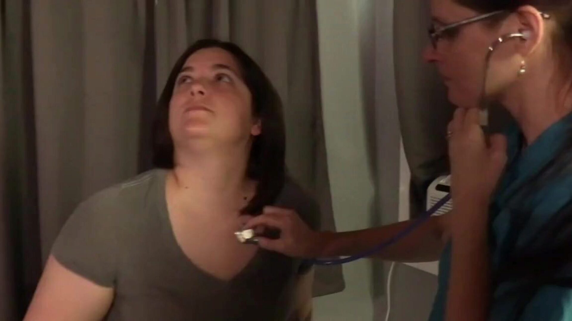 pielęgniarka garbi swoją klientkę od tyłu