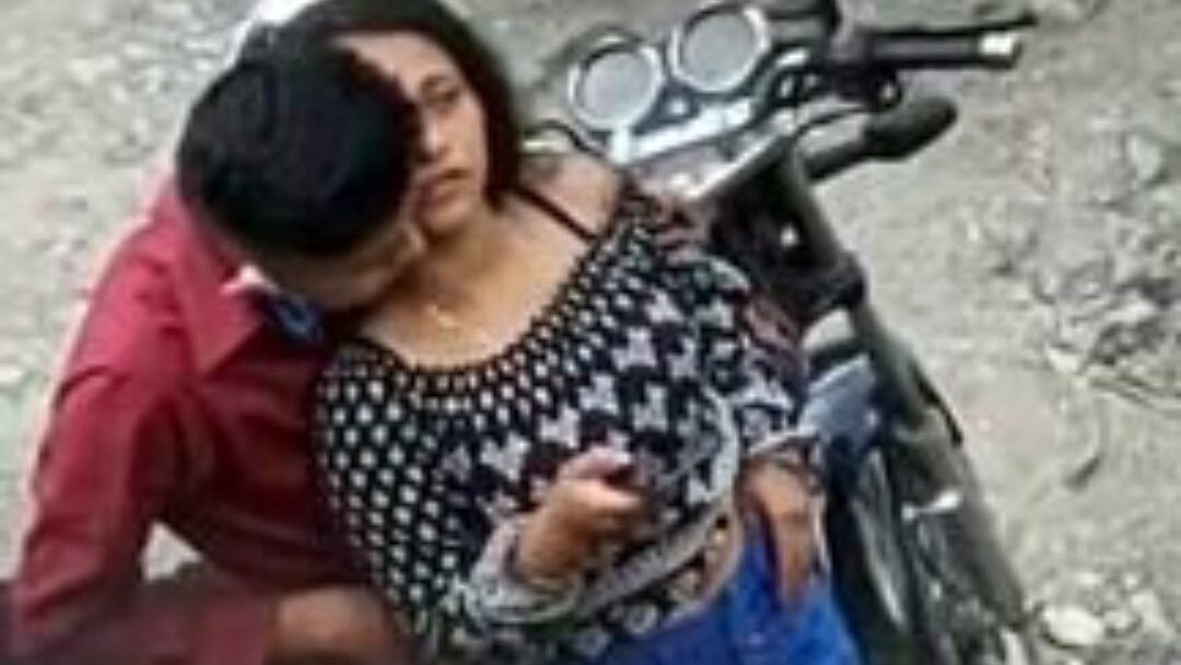 ragazza indiana sexy che scopa fidanzato in pubblico