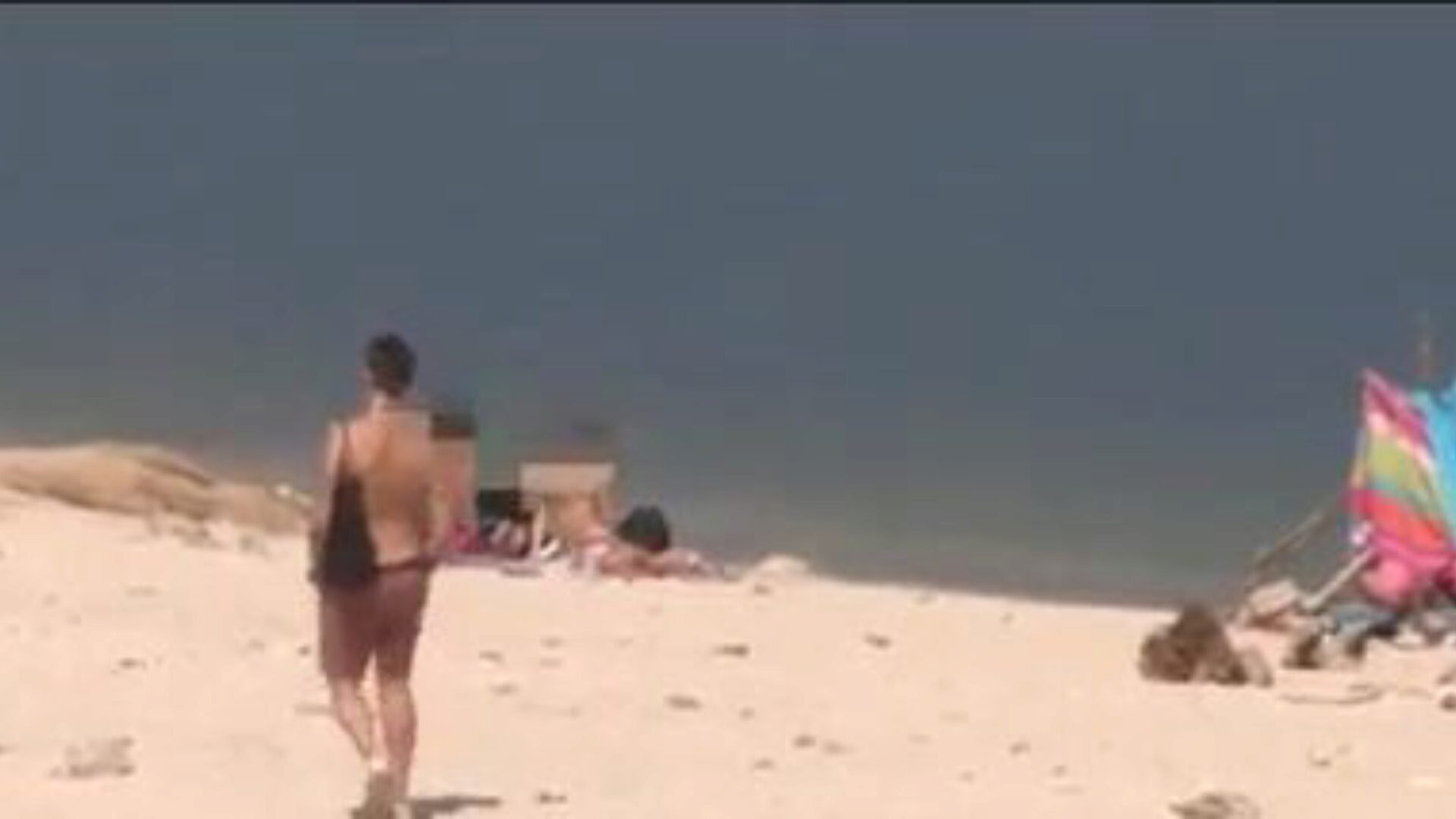 un extraño se enamora de la gran baqueta de jotade en la playa naturista jotade nos demuestra cómo ese tipo puede levantar a cualquier ángel y lo hace simplemente saliendo desnudo en el bosque
