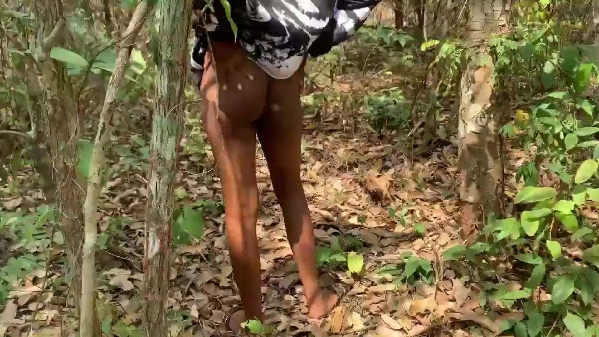 universitetslektor knullar sin student i busken för att ge hennes godkännande i sina tentor