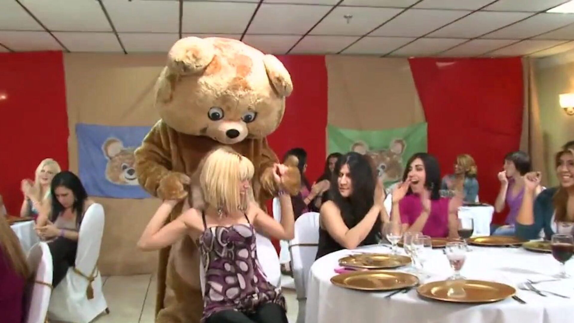dansende beer - een stel geile vrouwen zuigen mannelijke stripper lullen op een feestje