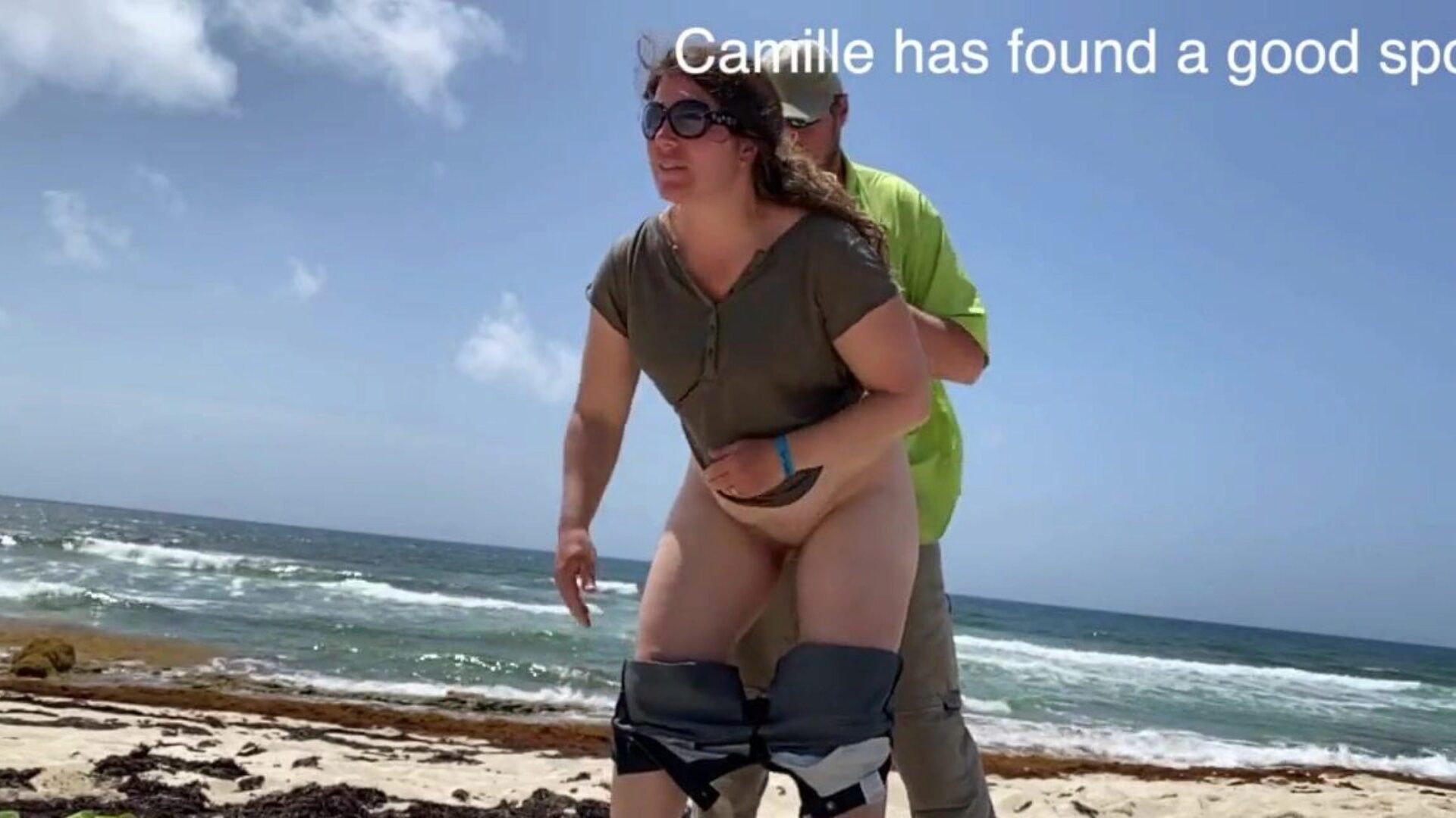 camille a observat că se zbate pe plajă camille a găsit un loc frumos, cu unii oameni care observă că sunt zgomotoși, așa că toată lumea va vedea