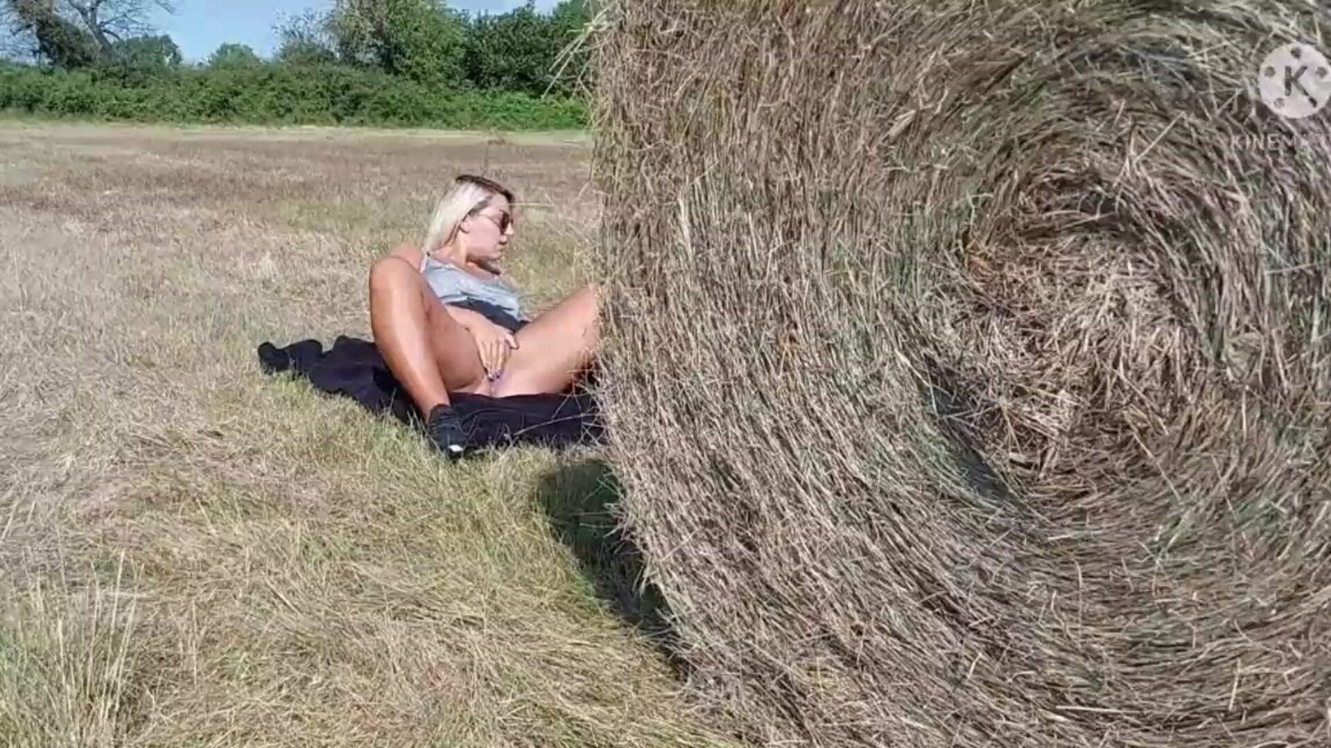 The public agent Lucie is screwed by a stranger in the nature by the roadside !!! What a doxy !!