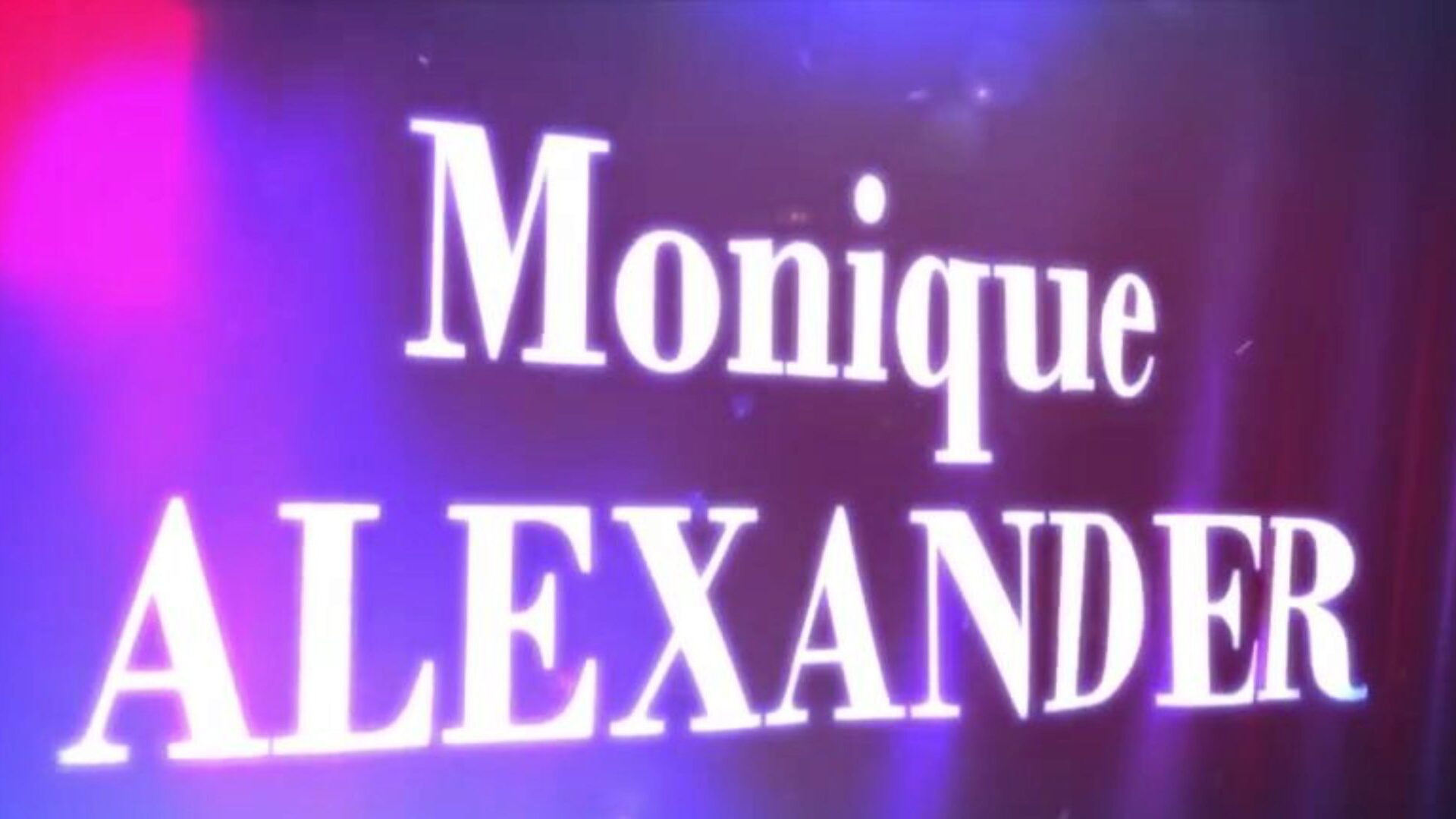 brazzers - verhalen over echte vrouwen - waarom heeft ze zo'n lange scène met monique alexander en xander in de hoofdrol