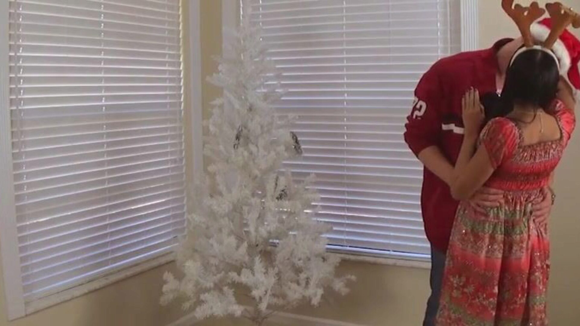 ماما وابنتها تزينان كمية أكبر من شجرة الكريسماس
