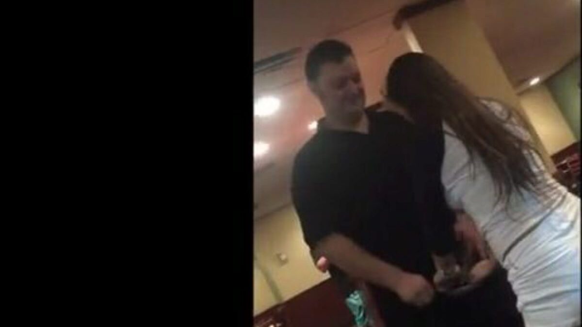 Cutie gives waiter a BJ instead of a apex