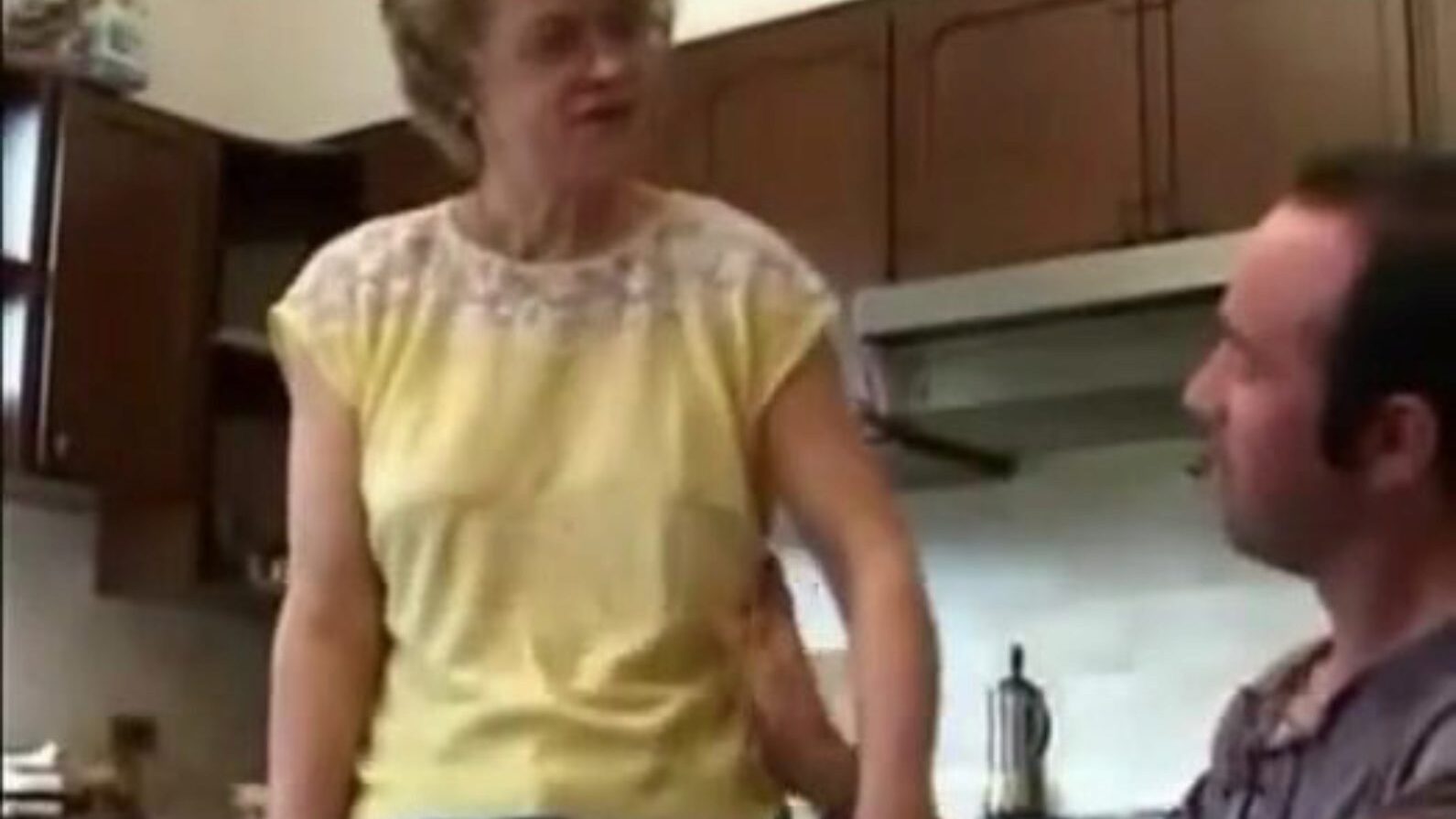 mršava i neprivlačna mama i njezin sin se kuckaju u kuhinji