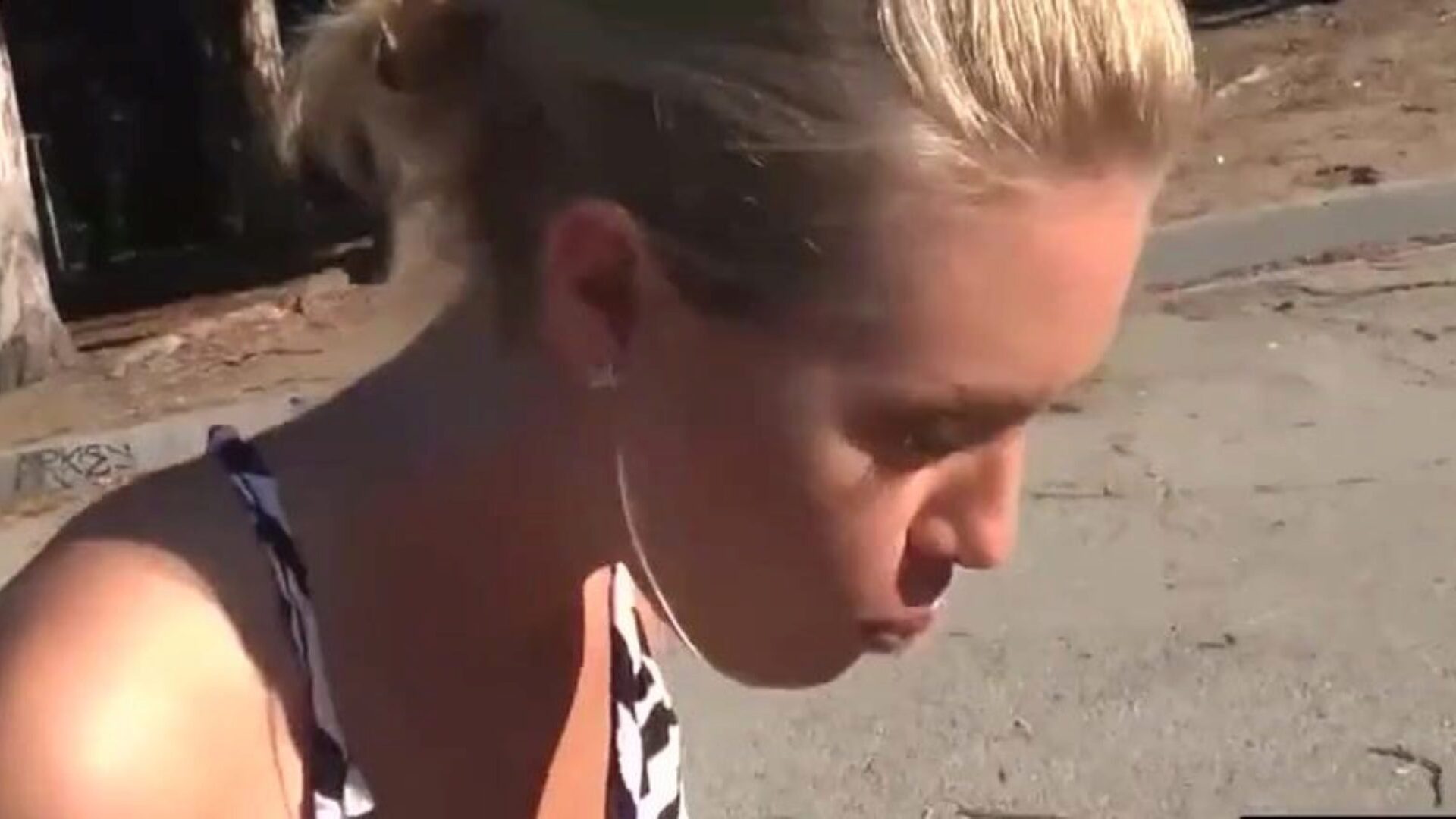 Ultra hot blond honey screwed outdoor in public Ultra hot golden-haired hottie Nicole Aniston cant live without to have orgy in public! In this scene that chick receives banged outdoor next to educate raleway and this hottie receives her cookie filled with cum