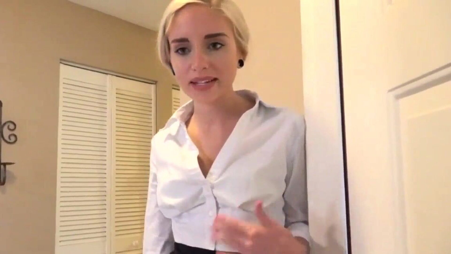 Sexy blonde realtor bj's at real estate but copulates like champ