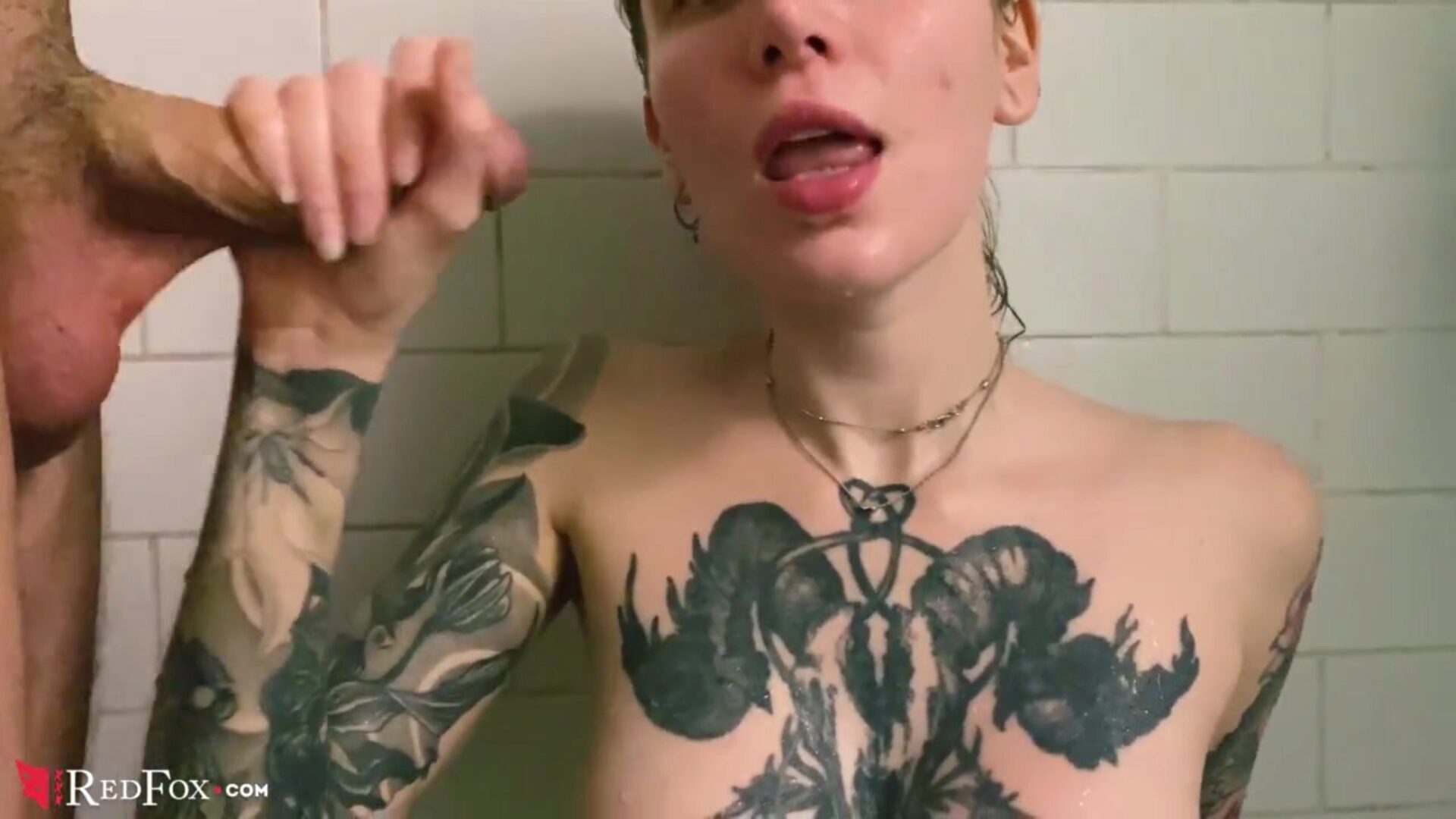tatoverte babe pov blowjob og sæd i munnen på badet