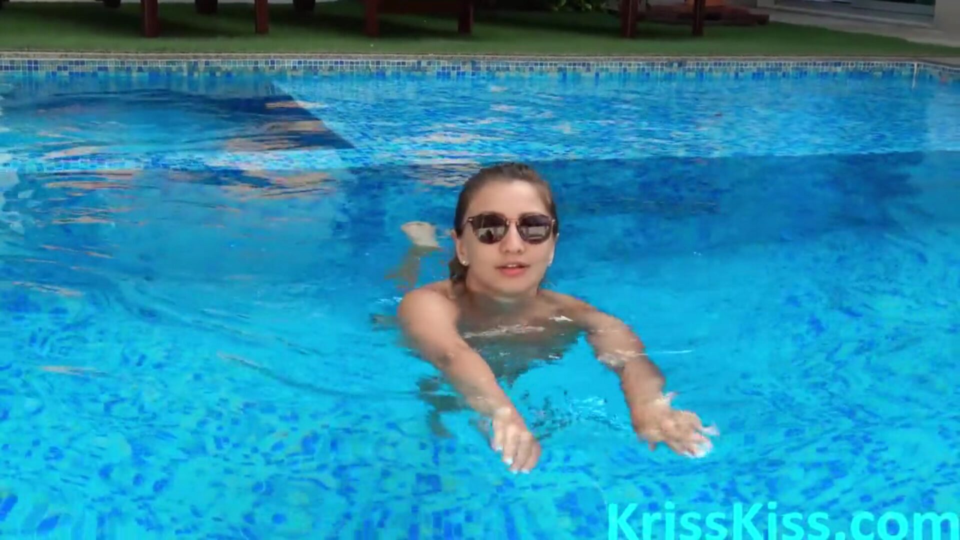 meisje diep zuigen grote pik vreemdeling in het zwembad - orgasme close-up