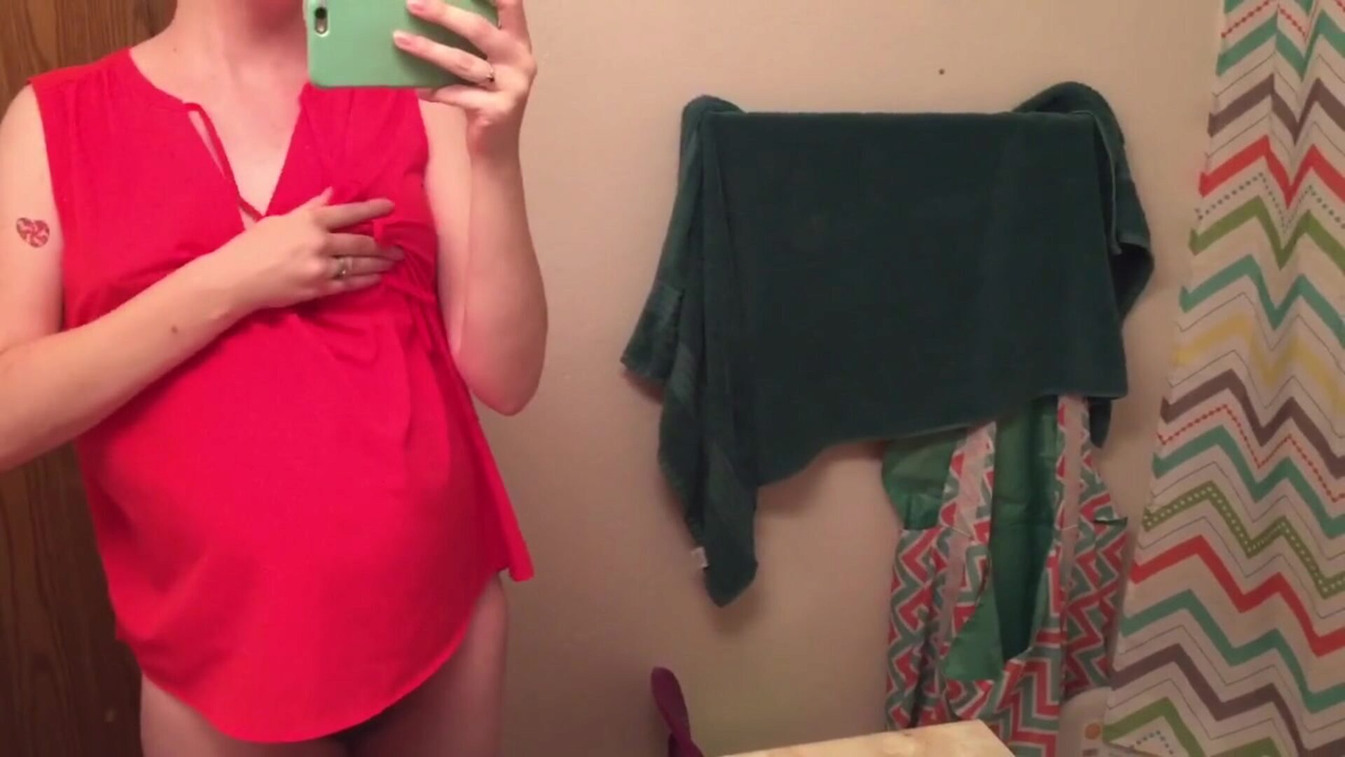 behåret, gravid milf følelse frisk i badeværelset