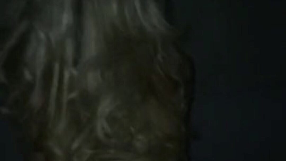 Блондинка-шлюшка с мокрой киской скачет на большом хуе в любительском видео