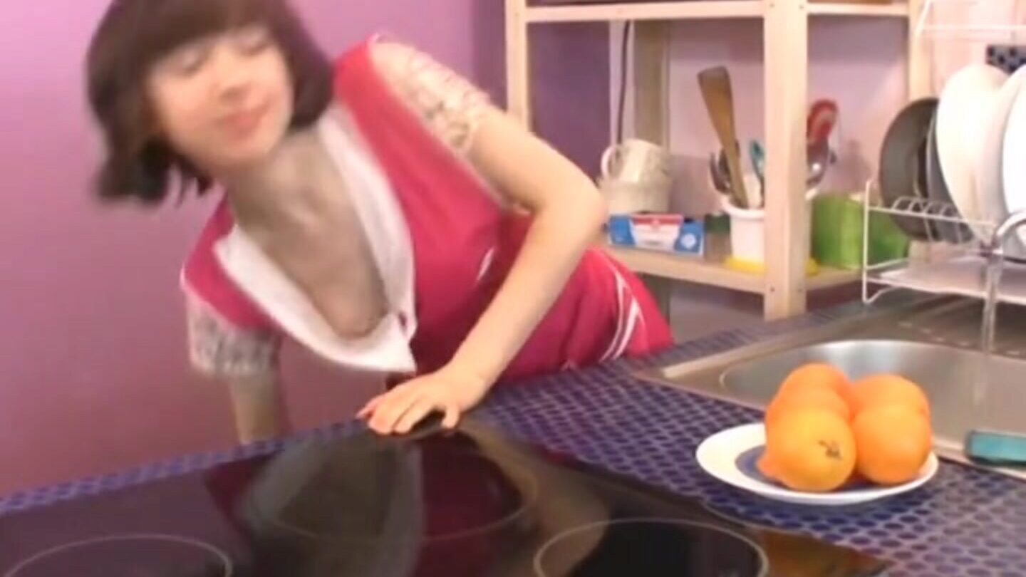 מיקי מנקה את המטבח והשיח המקסים המקסים שלה מיקי מנקה כמה כלים לפני שהוא מטפס על ספסל המטבח וממחיש את השיח הספוג הנעים שלה בזמן שנגוע תפוז. מממ יאמי