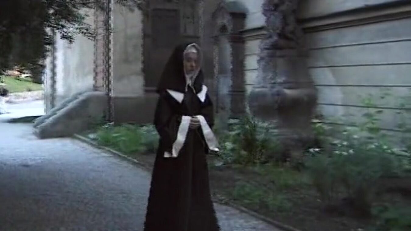 ドイツの修道女は誘惑に屈する