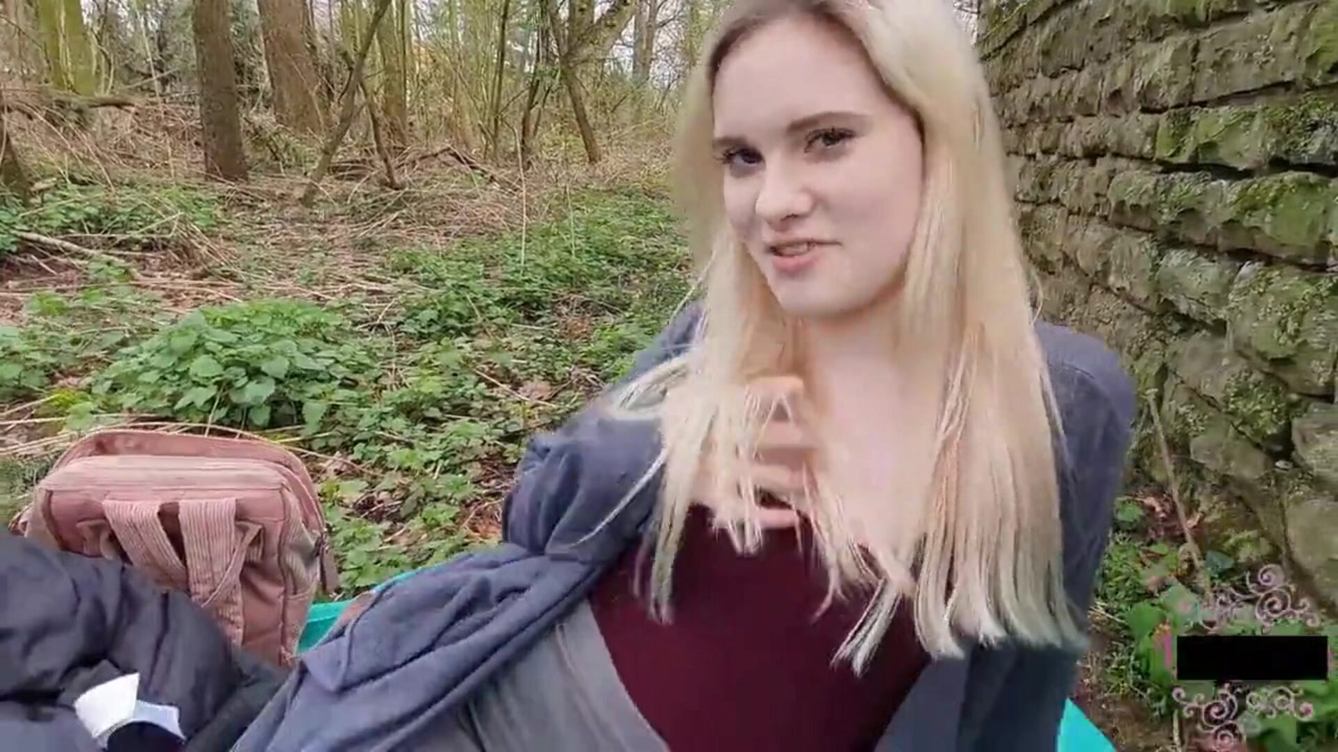 linda adolescente tiene sexo en público y creampie en el parque!