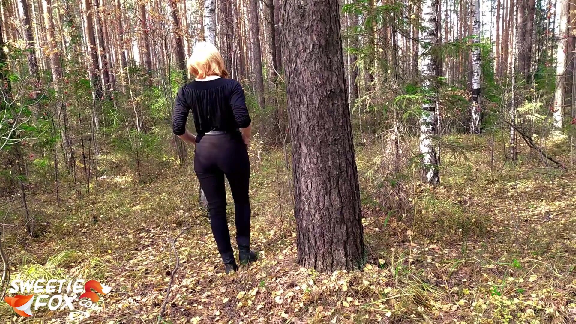 vörös hajú lány szar és keményen szar az erdőben