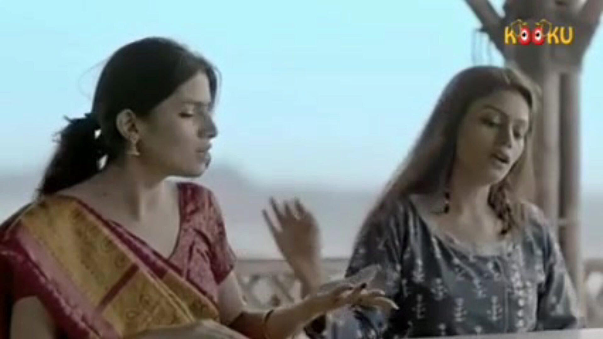 nidhi mahawan și divya singh fierbinte în scena filmelor shadi vivah kukoo nidhi mahawan și divya singh idiot și jefuiesc oamenii prin căsătorie și dracului lor