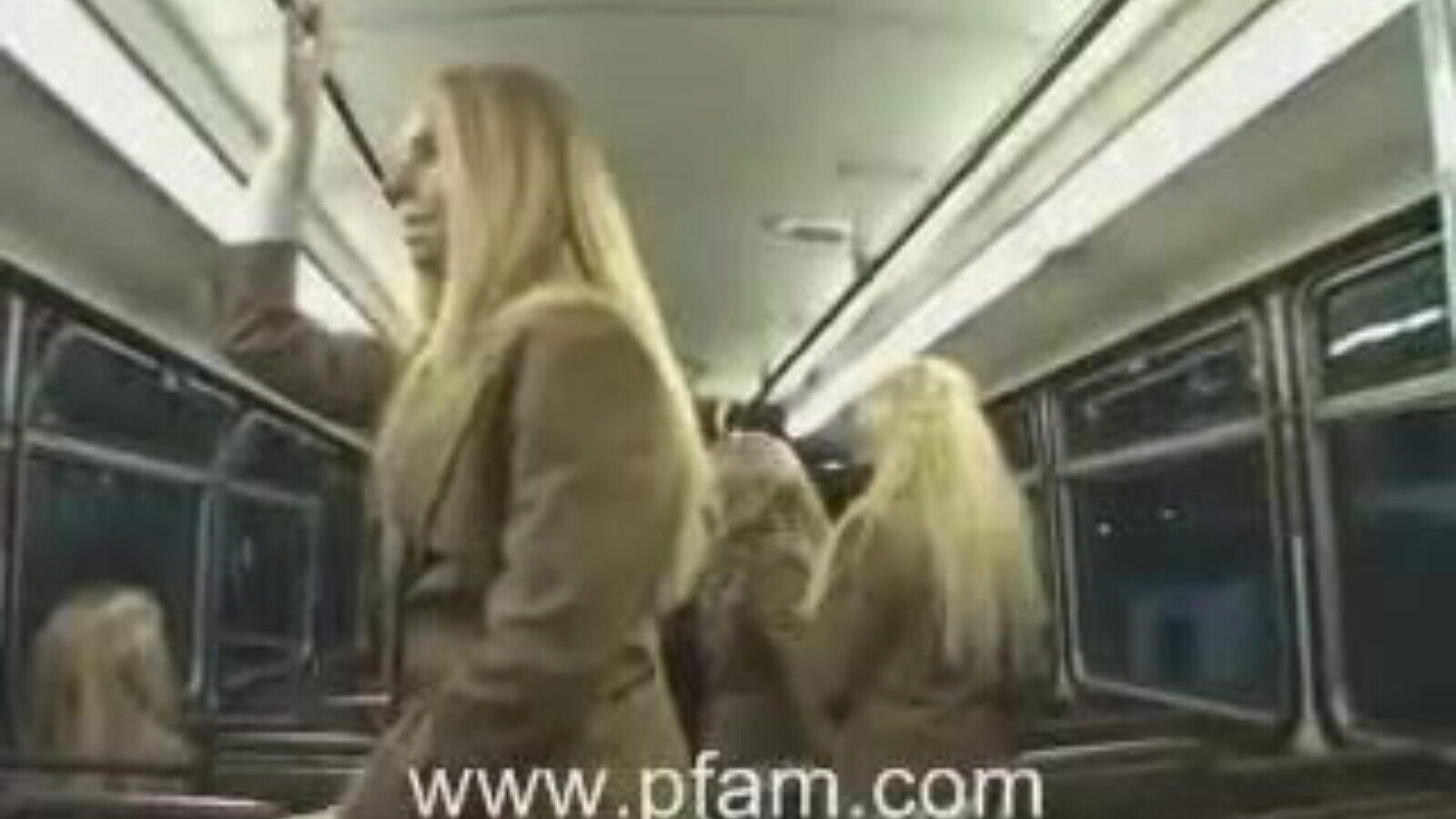 hvid skolepige og asiatisk fyr, den blonde college hotty gør handjob for den japanske dreng i bussen.