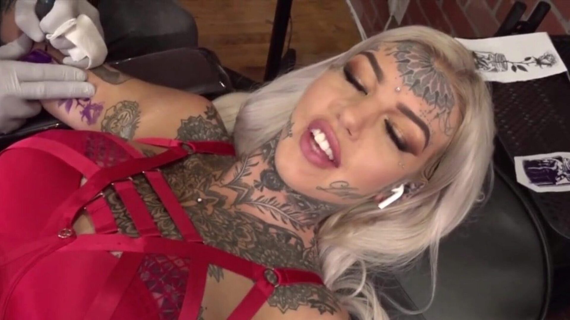 Amber Luke faps whilst getting tatted