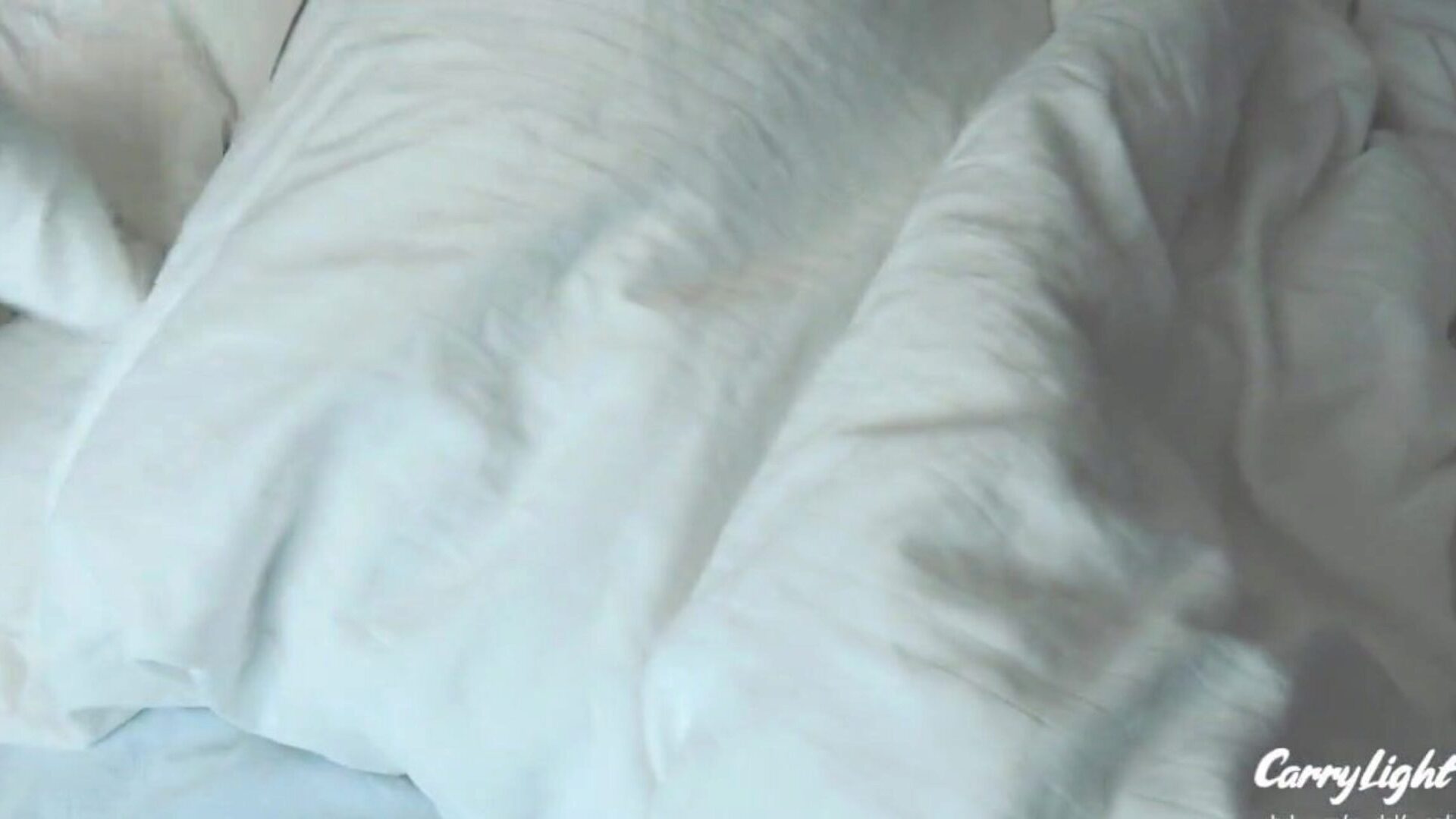 ο έφηβος που κοιμάται ξυπνάει με ένα παχύ κόκορα και παίρνει τον τρόπο να καυλιάρης