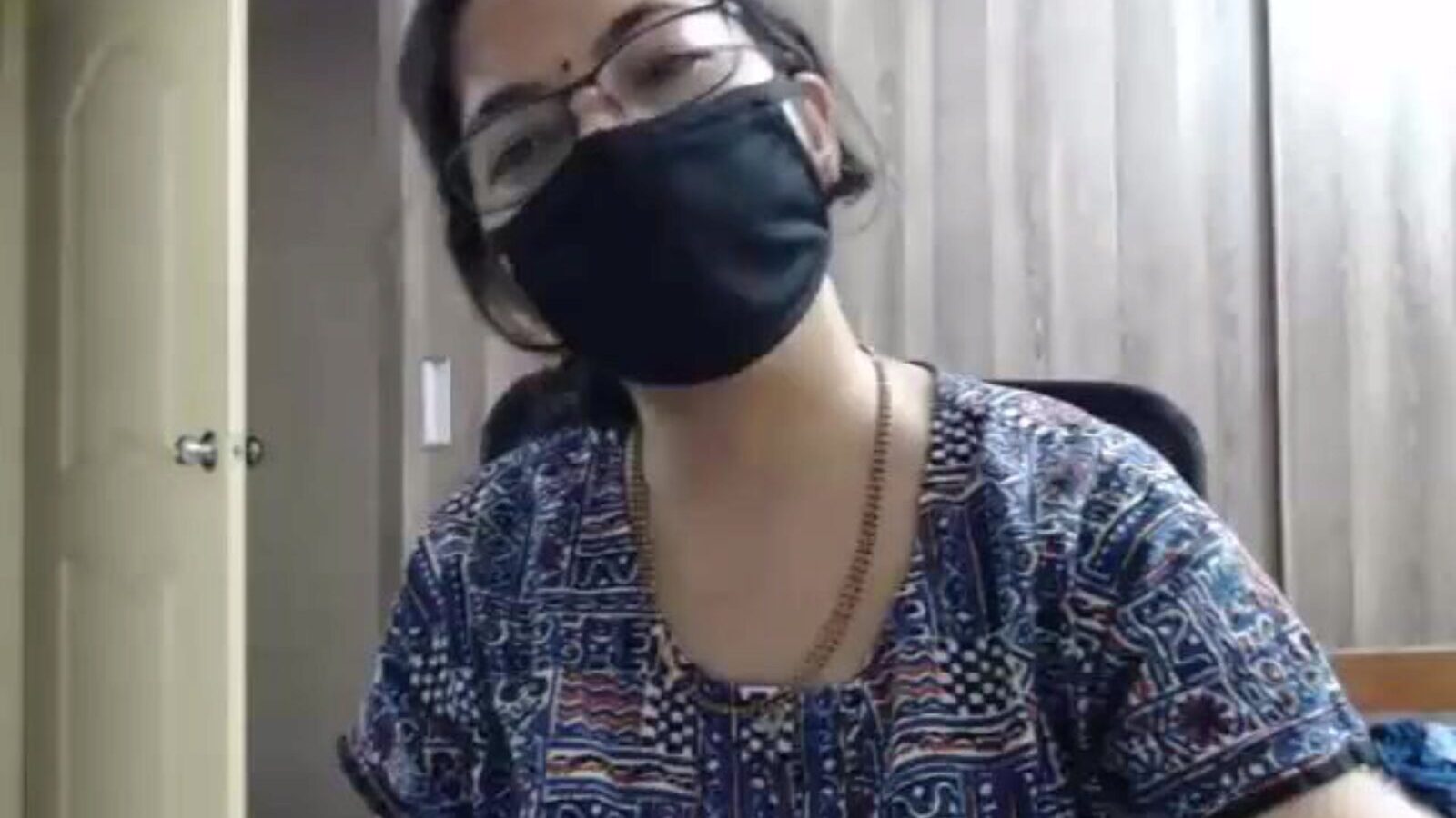 puma indiano che si spoglia sulla webcam