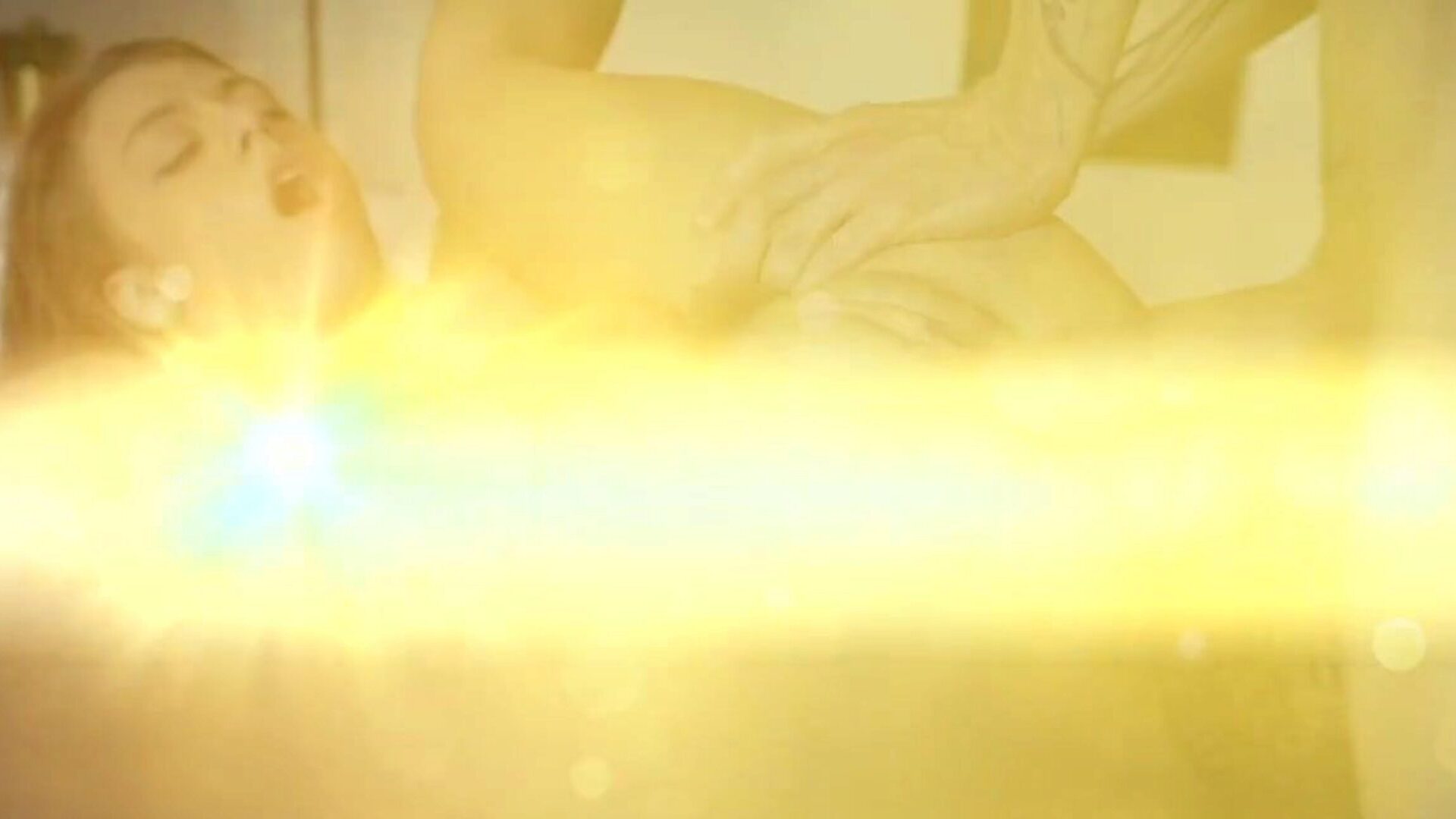флексибилна Катие Кусх узима дубоку кремпију у аматерски секс снимак са Овен Греи-ом