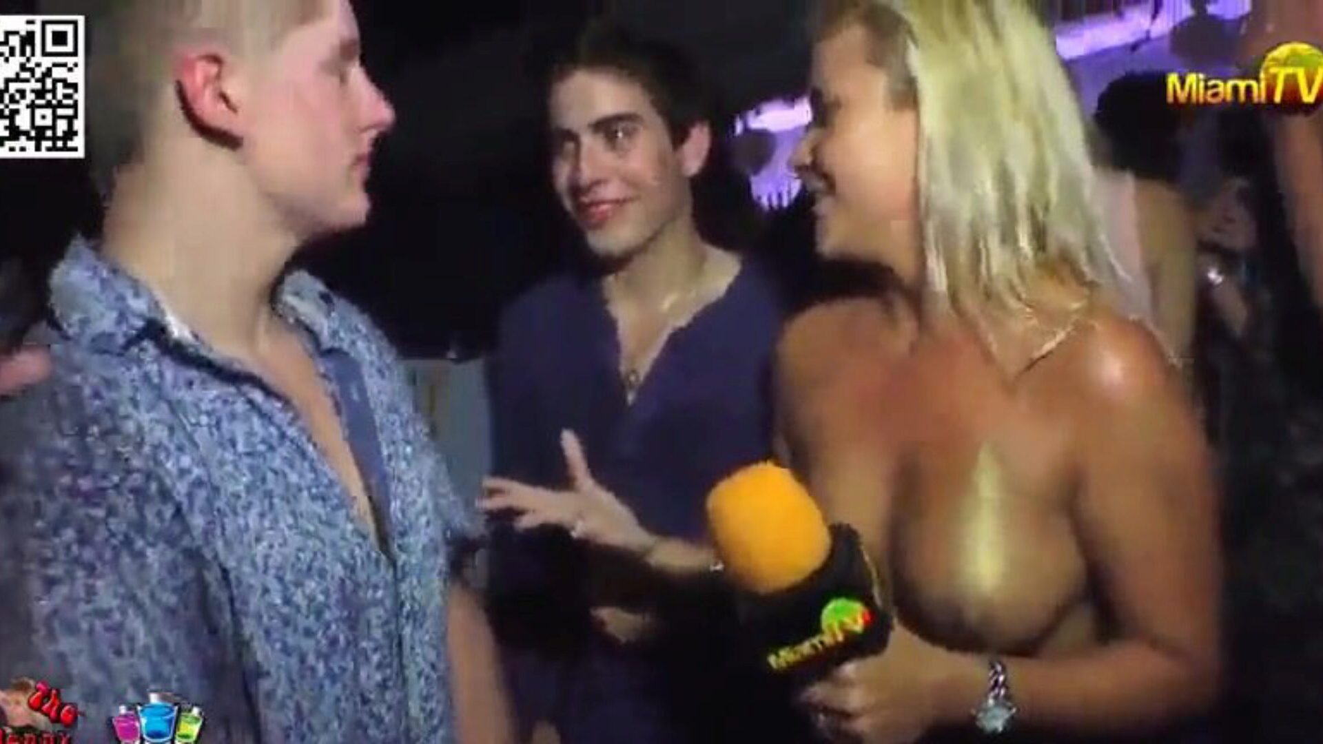 TV-Moderator nimmt Wetten entgegen, um gefummelt zu werden 3 knapp gekleidete Gastgeber bitten die Leute in einem Nachtclub, sie zu spüren und zu knutschen