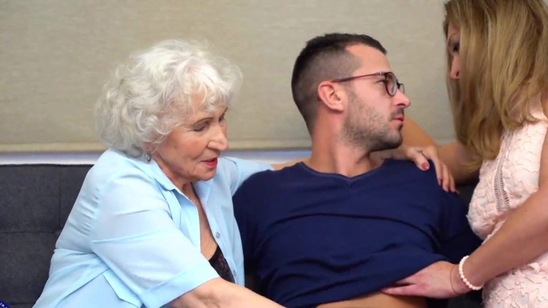 סבתא שעירה ואמא חולקות את הפין של סוני