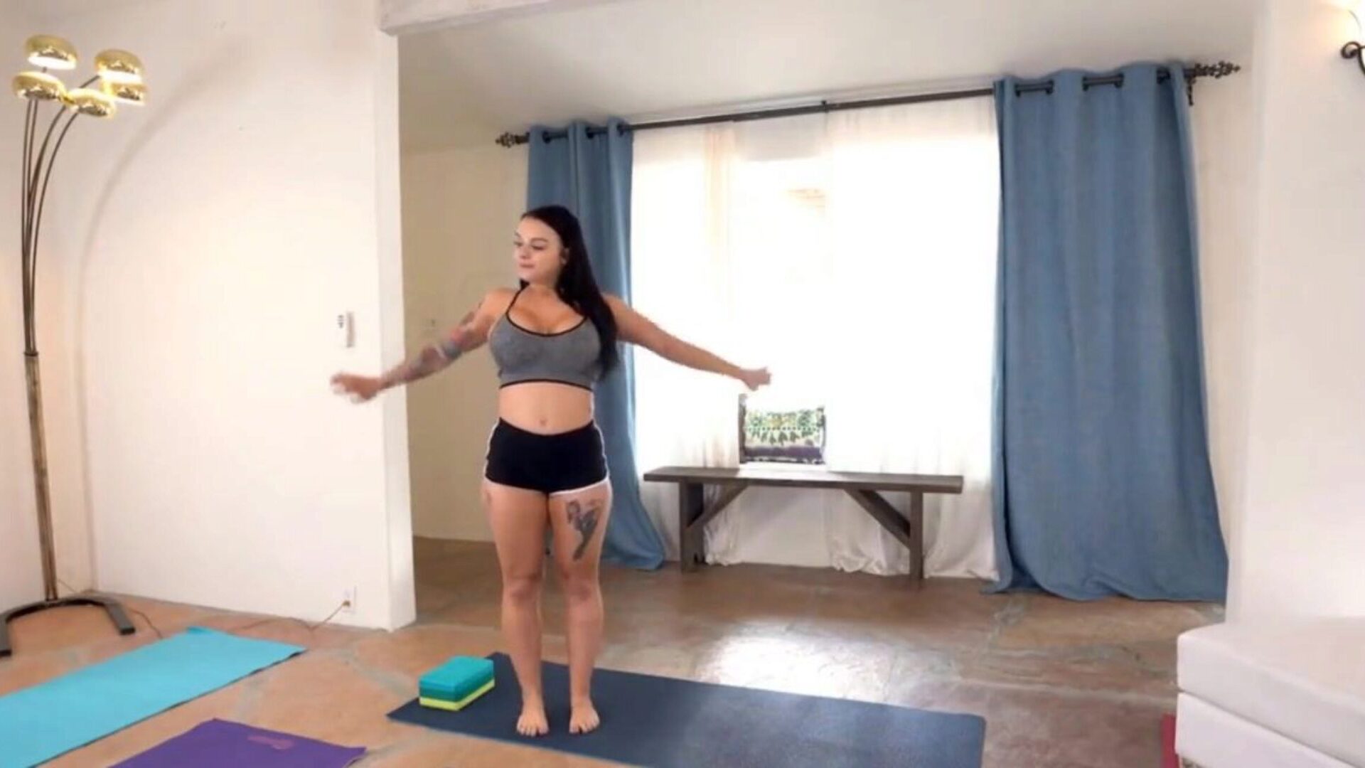 Крошку с большими сиськами склонил к сексу инструктор по йоге moodytoys.com