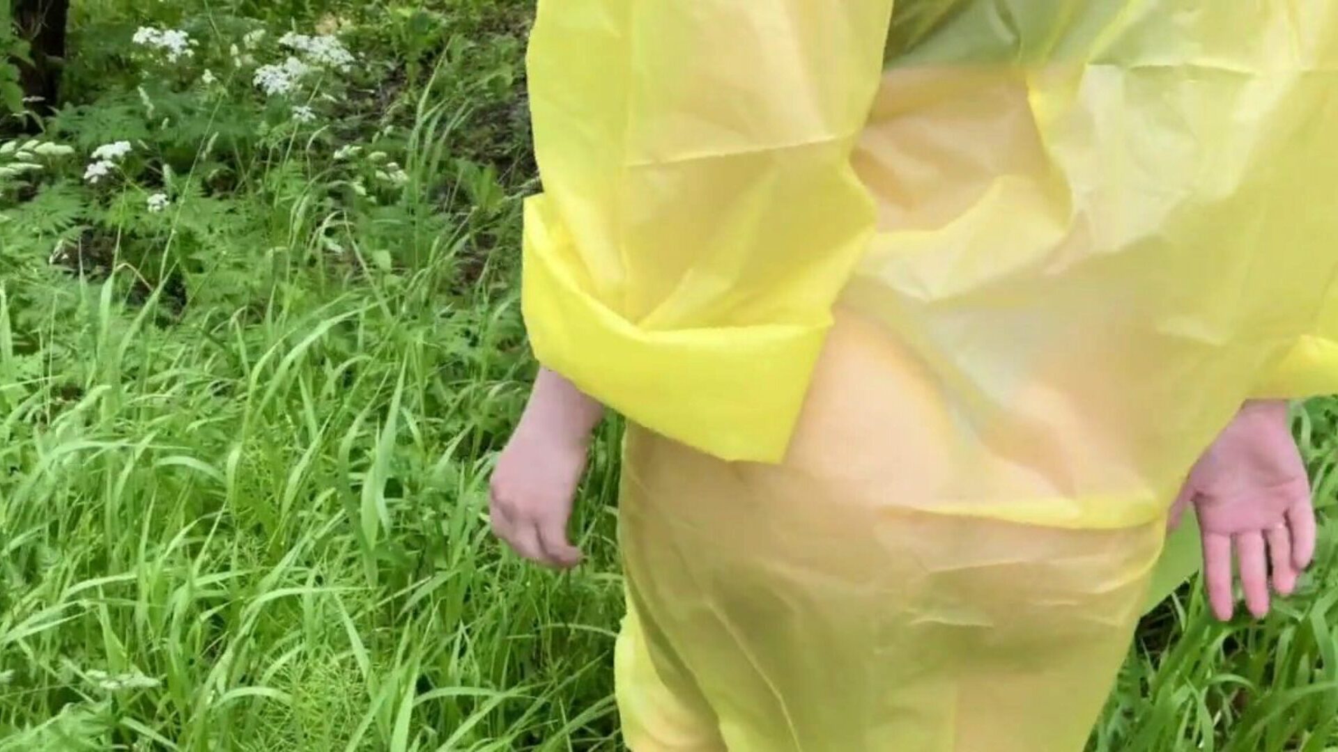 فتاة في معطف واق من المطر تحصل مارس الجنس في الغابة بعد المطر