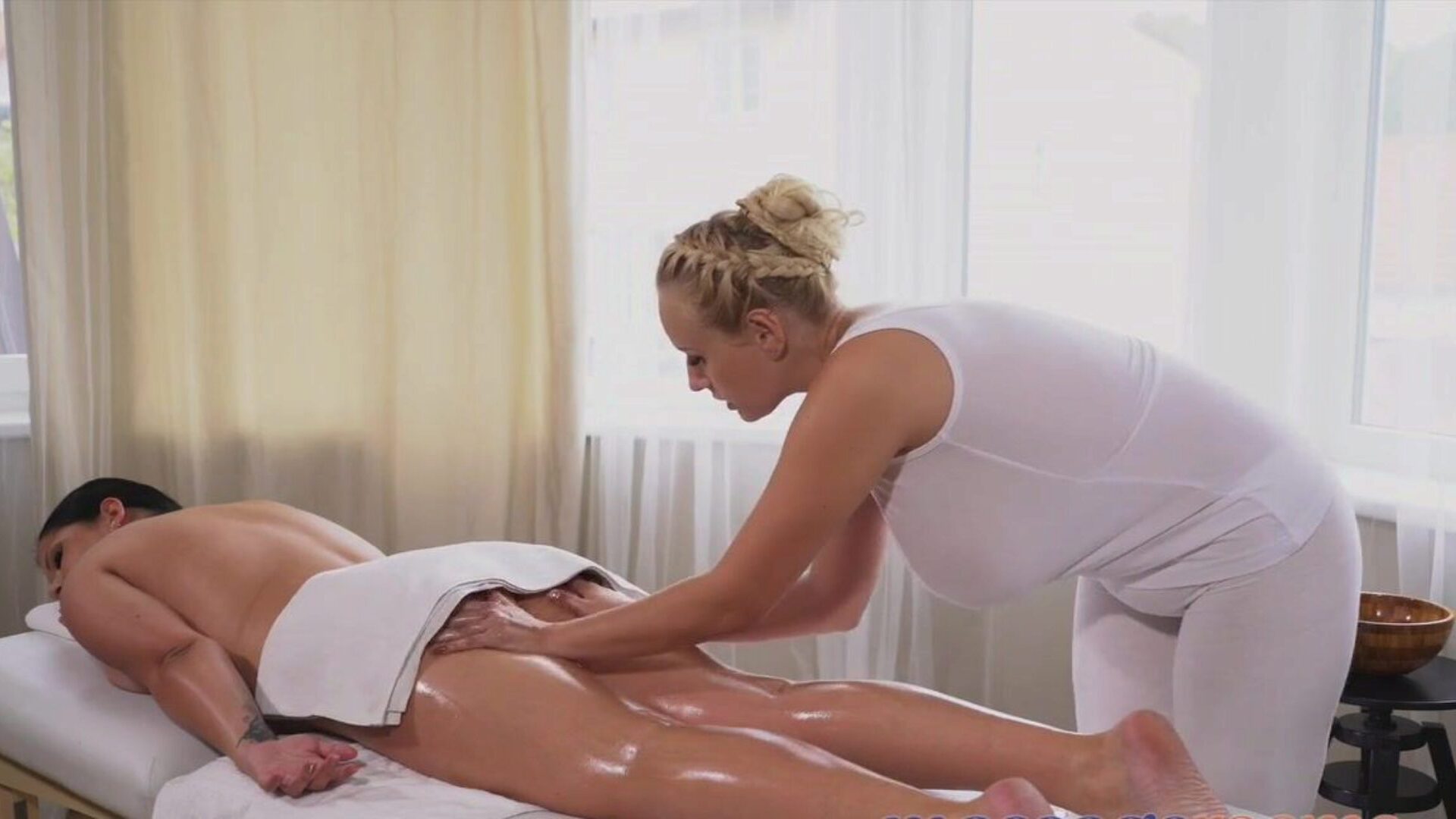 massagerum mogna kvinnor med stora medfödda klyftor sax och röv-kvävning