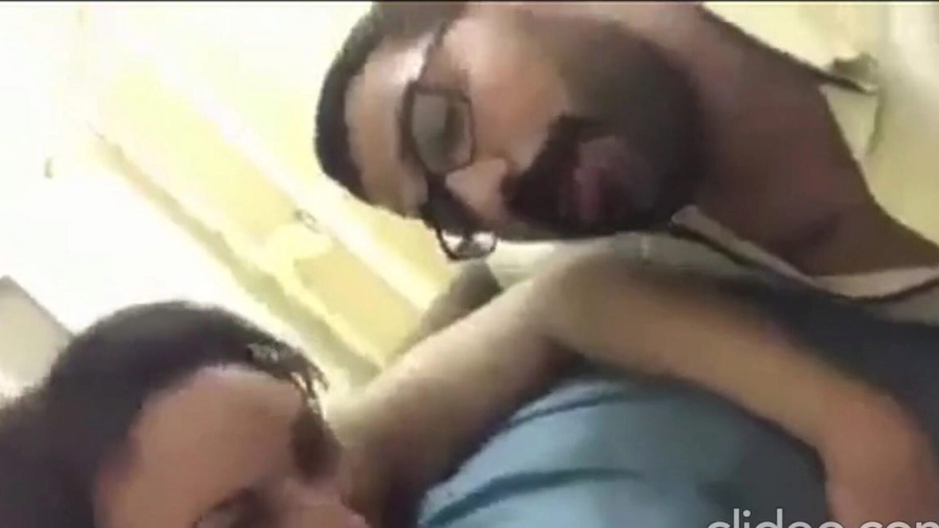 salope égyptienne se fait baiser devant son amie