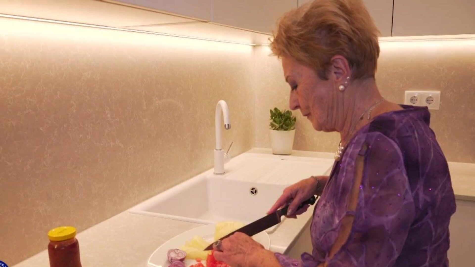 vieille grand-mère poilue s'accouple avec son beau-fils dans la cuisine marita t 72