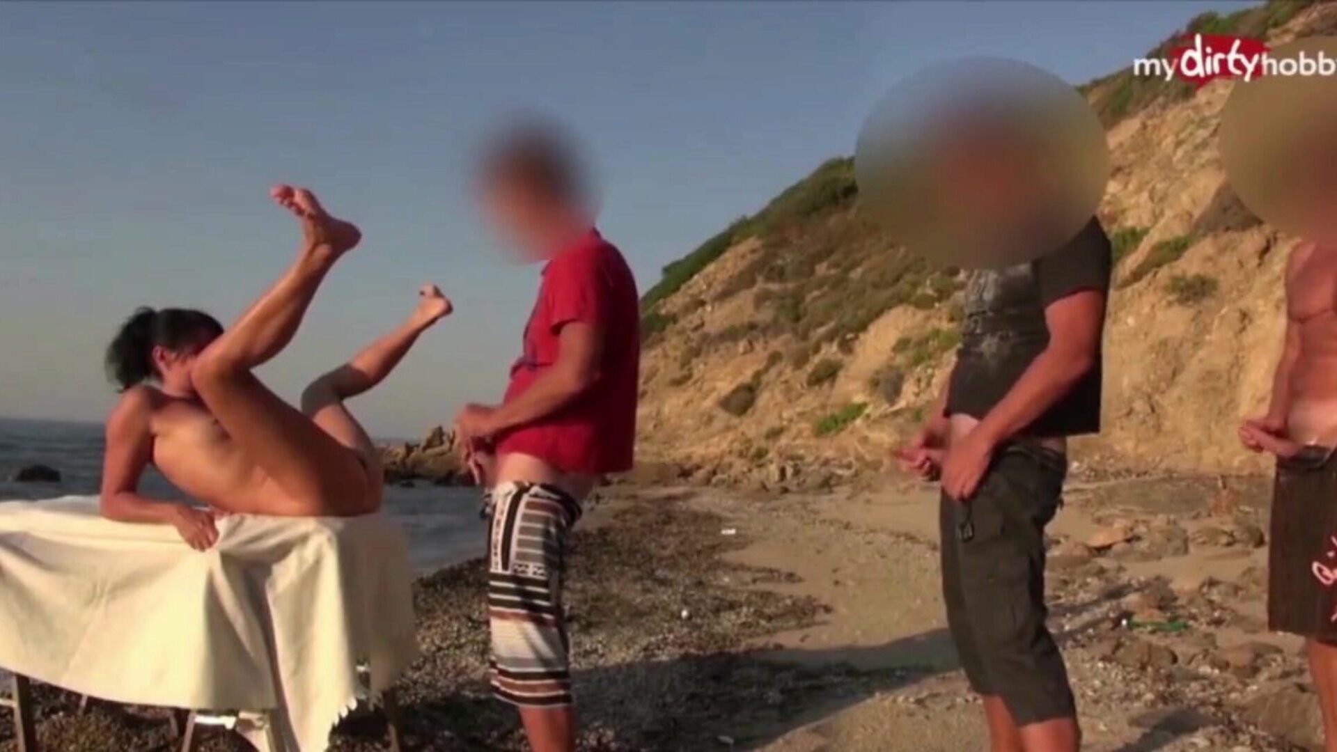 mydirtyhobby - vijf jongens wisselen elkaar af tegen de prachtige moeder die ik graag zou willen neuken op het strand