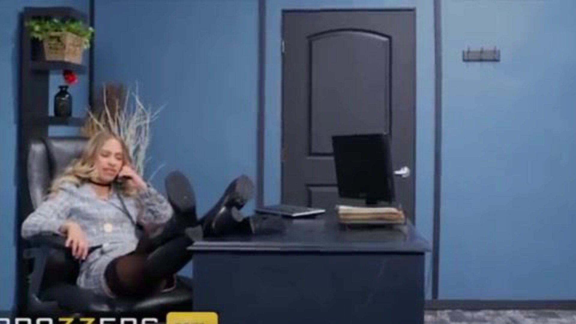 secretaria rubia caliente (khloe kapri) follada duro por su jefe mientras está en el trabajo - brazzers