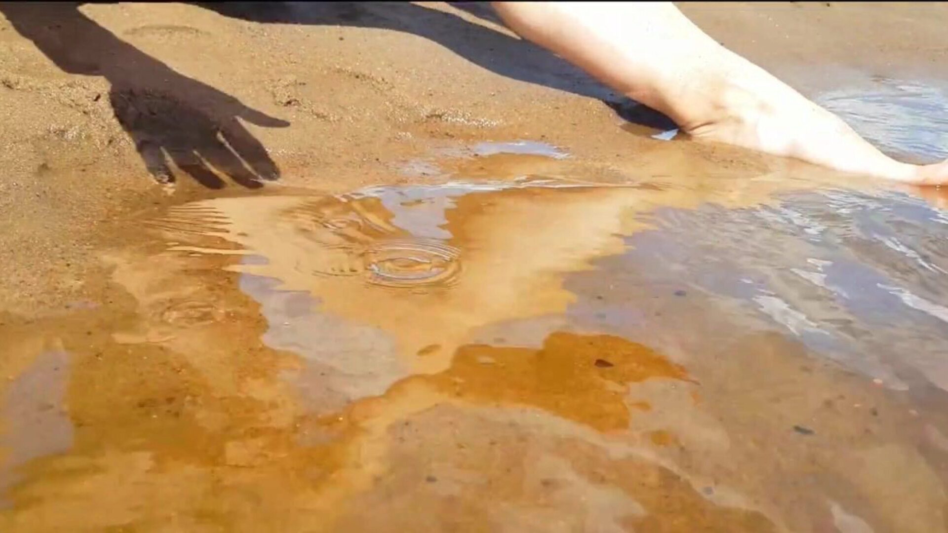 tonåring fingrar på en offentlig strand och får en riktigt cool orgasm - tight fitta playskitty ultra hd 4k