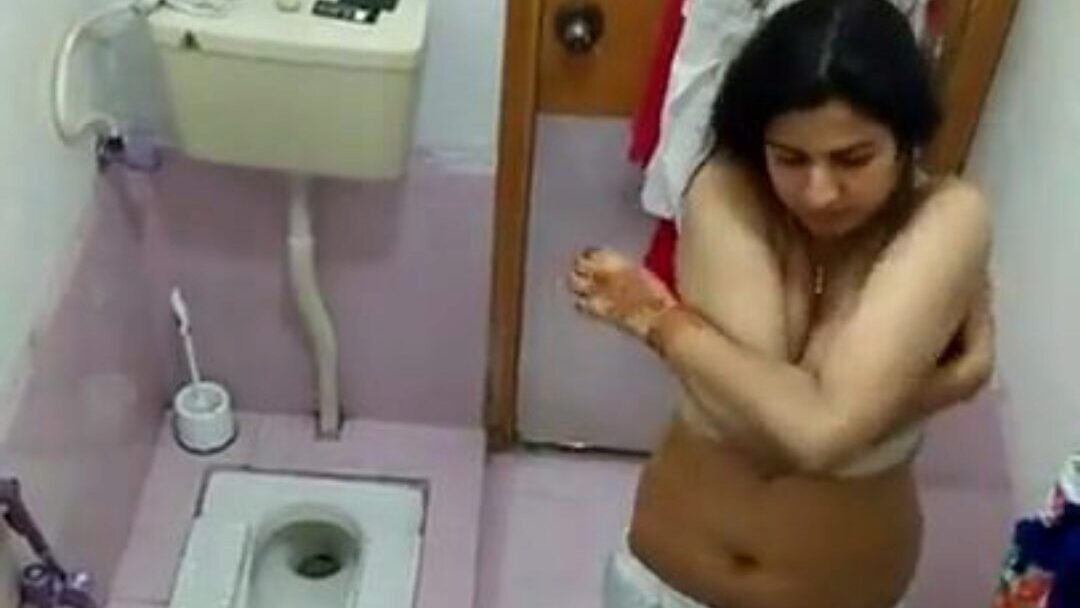 indiase desi bhabhi blootgesteld baden tante bad volkomen naakt
