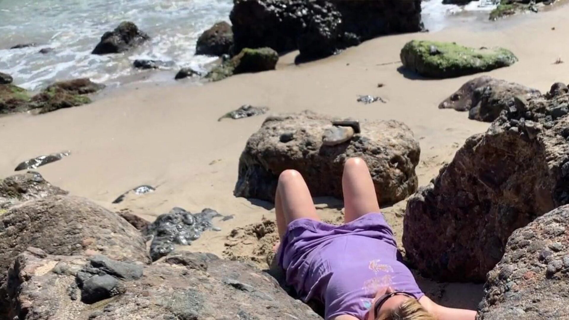 şehvetli altın saçlı güneşlenirken kumsalda çıplaklar yoldan geçen seksi altın saçlı pompalanan çocuk sahilde kameraya yakalandı