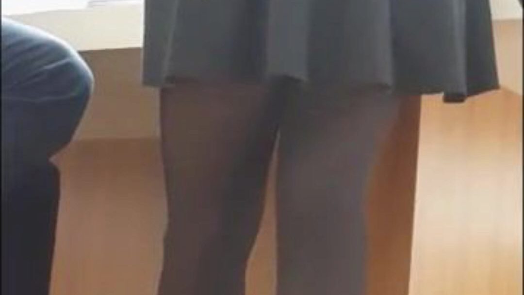 szexi titkárnő mini szoknyában és fekete harisnyában