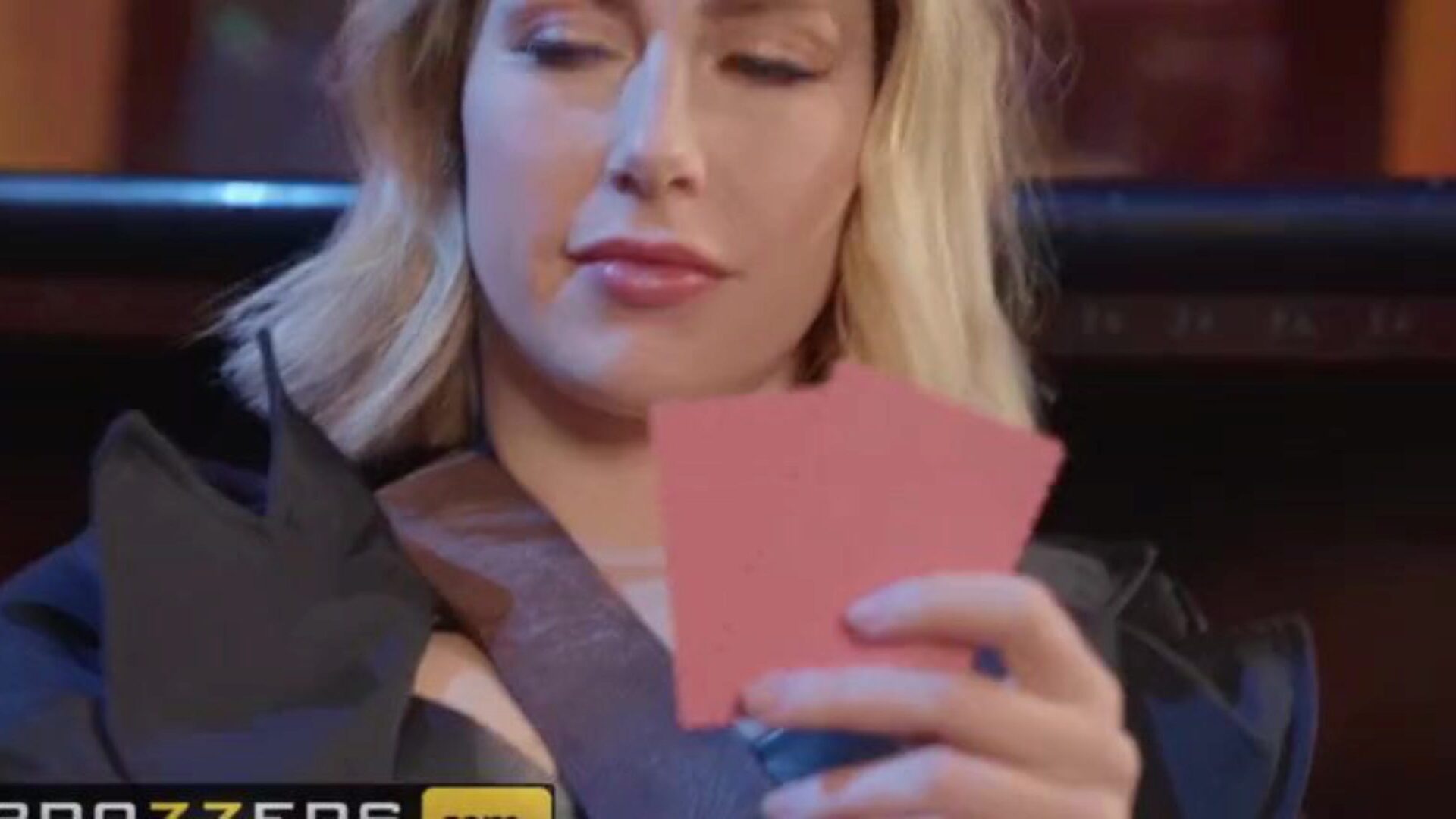 blond i rudowłosa lesbijka gubią swoje koszulki bawiąc się kartami - brazzery