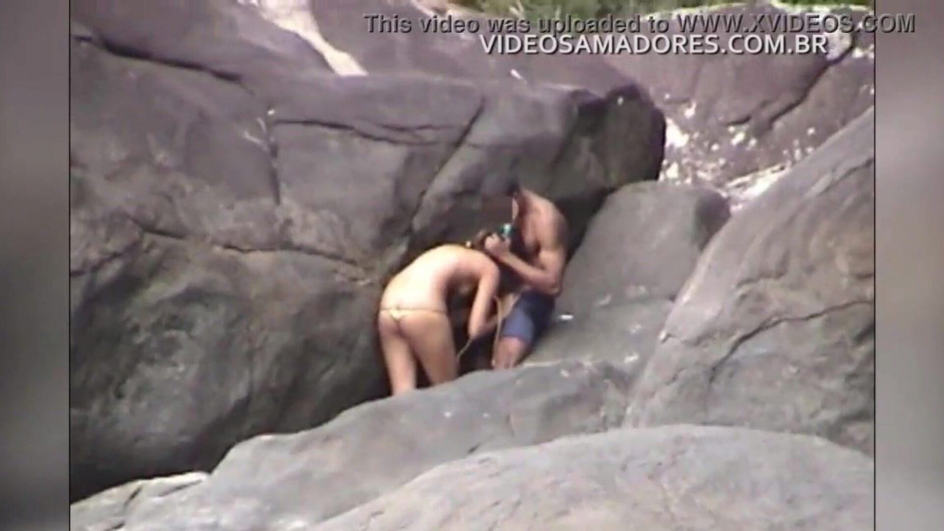 Couple has oral job hookup on the beach and is filmed without realizing it