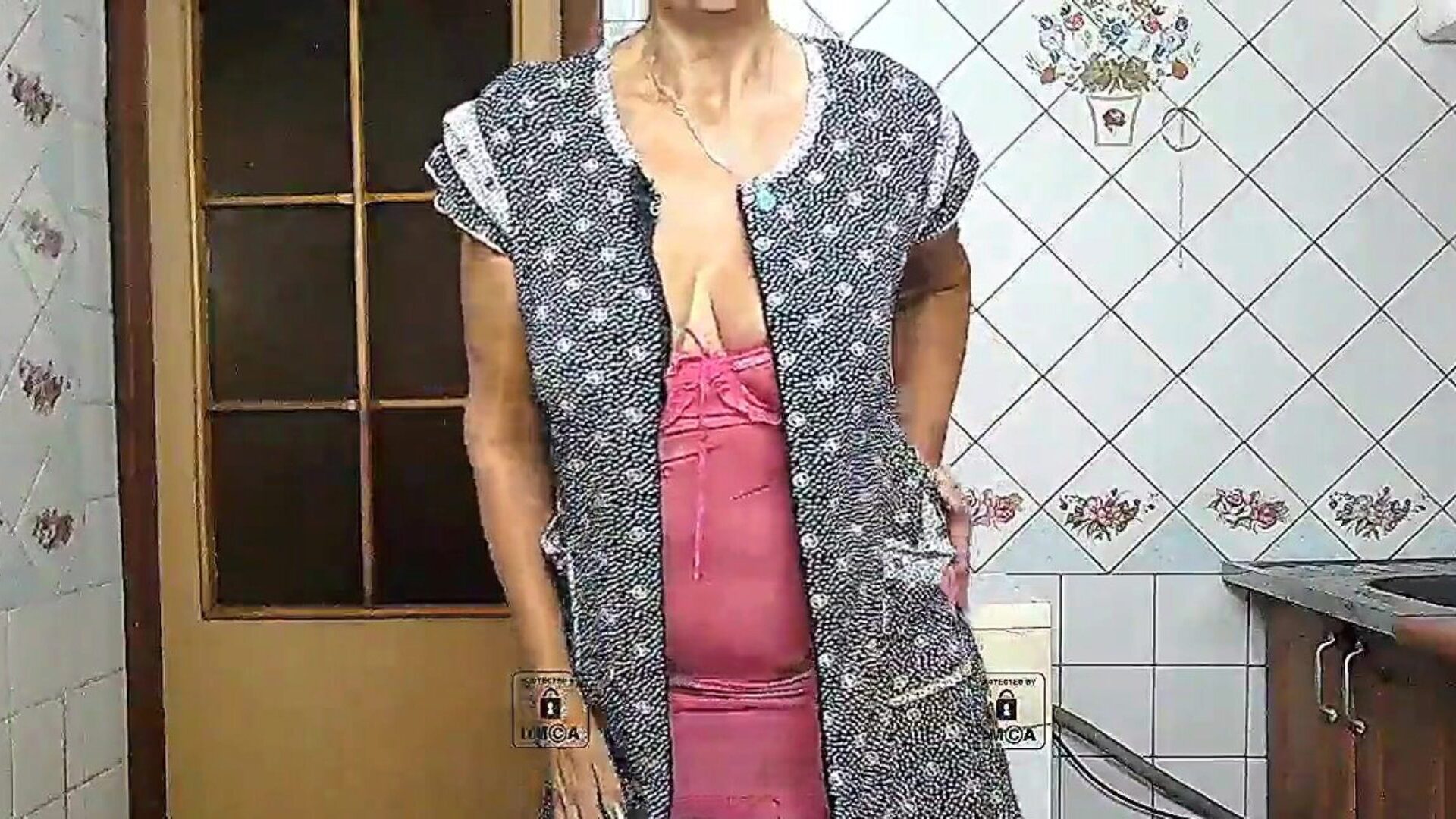lukerya grande balançante bumbum de lukerya em rosa solitária dona de casa sexy em seu tempo livre conversando na cozinha em lingerie rosada, meias afro e calcinhas petite showcases twerk com um grande gazoo hawt trêmulo