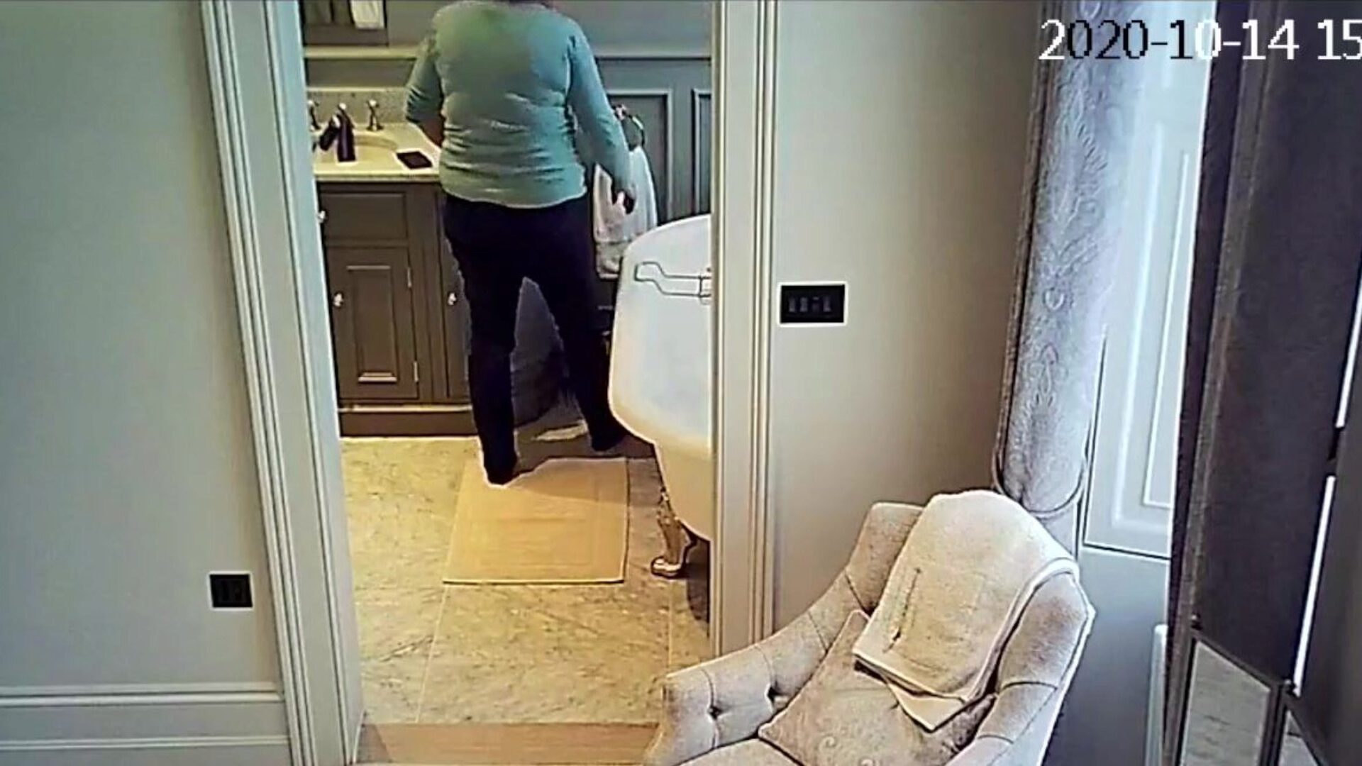 ipcam milf vaskerom voluminøs alderen tar et vaskerom som den babyen er på sikkerhet web kamera
